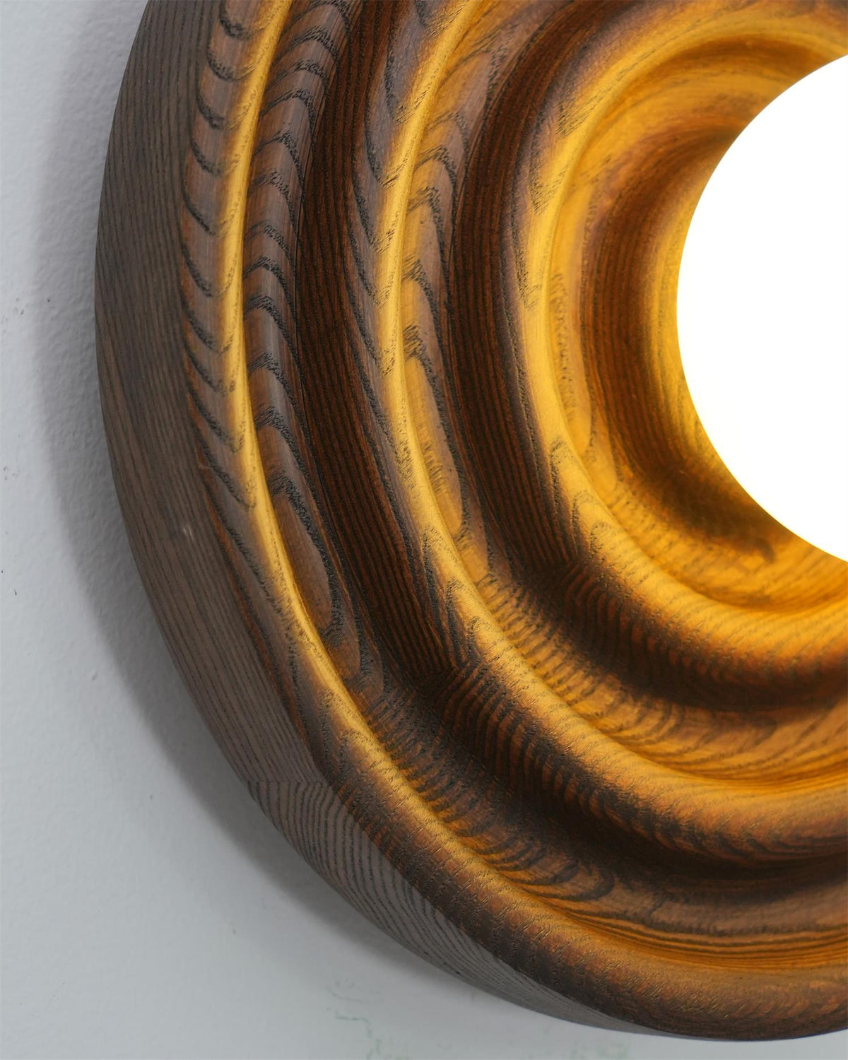 Aldinise Wandleuchte Ripple mit Erlenholzkörper und Kugellampenschirm aus Glas