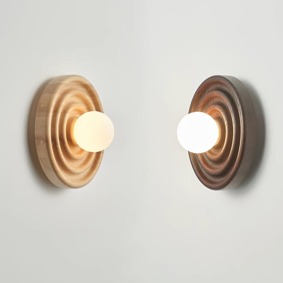 Aldinise Wandleuchte Ripple mit Erlenholzkörper und Kugellampenschirm aus Glas
