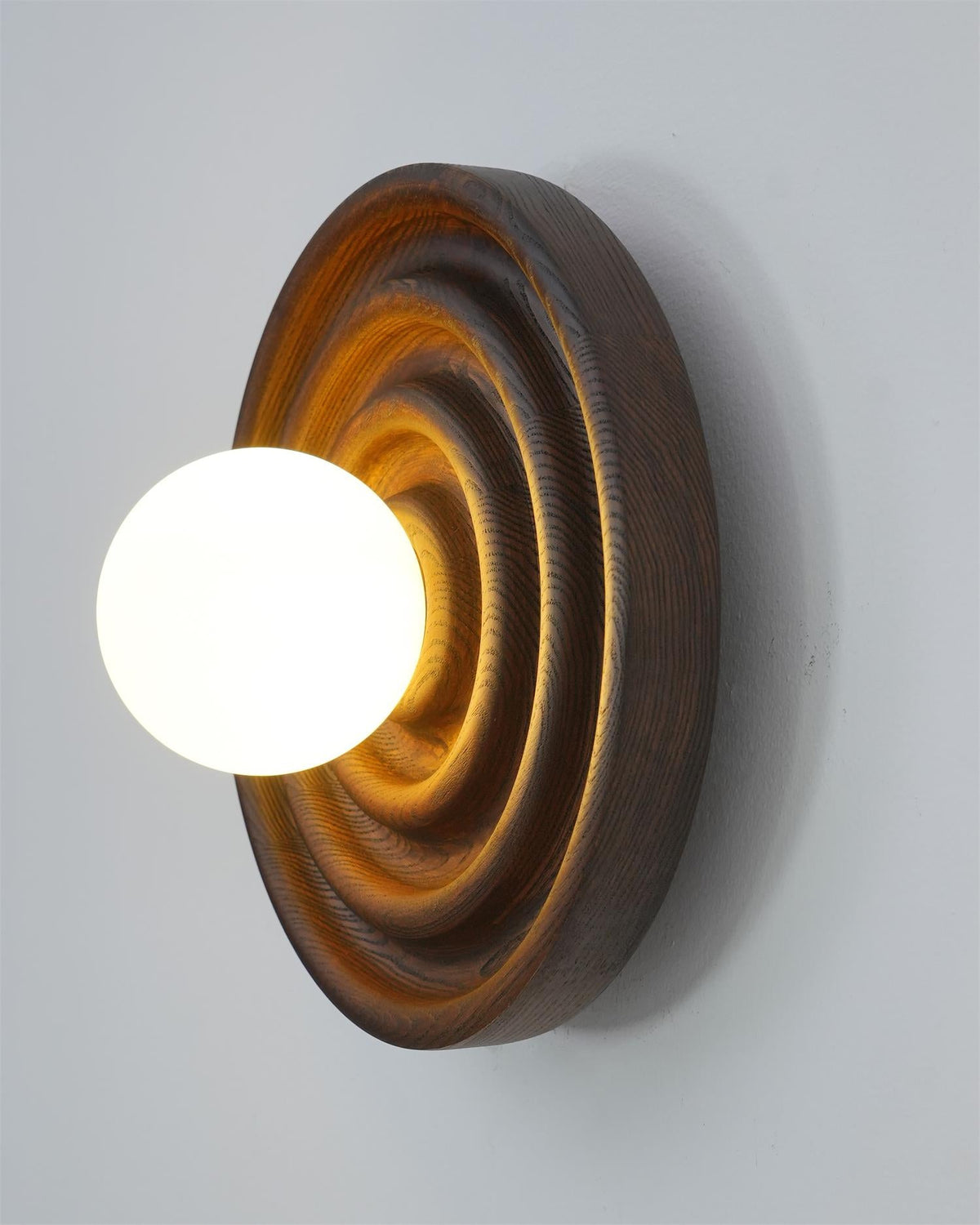 Aldinise Wandleuchte Ripple mit Erlenholzkörper und Kugellampenschirm aus Glas