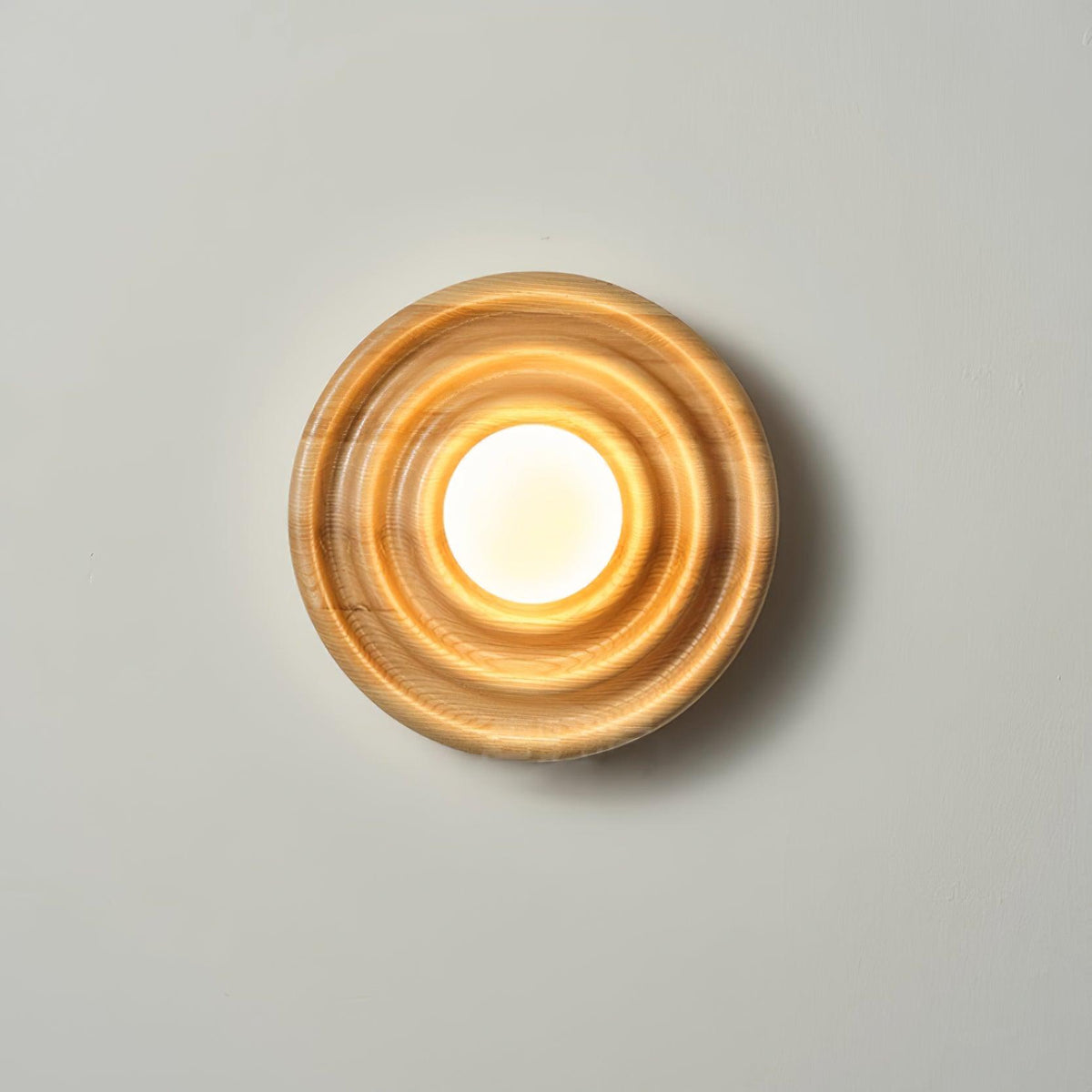 Aldinise Wandleuchte Ripple mit Erlenholzkörper und Kugellampenschirm aus Glas
