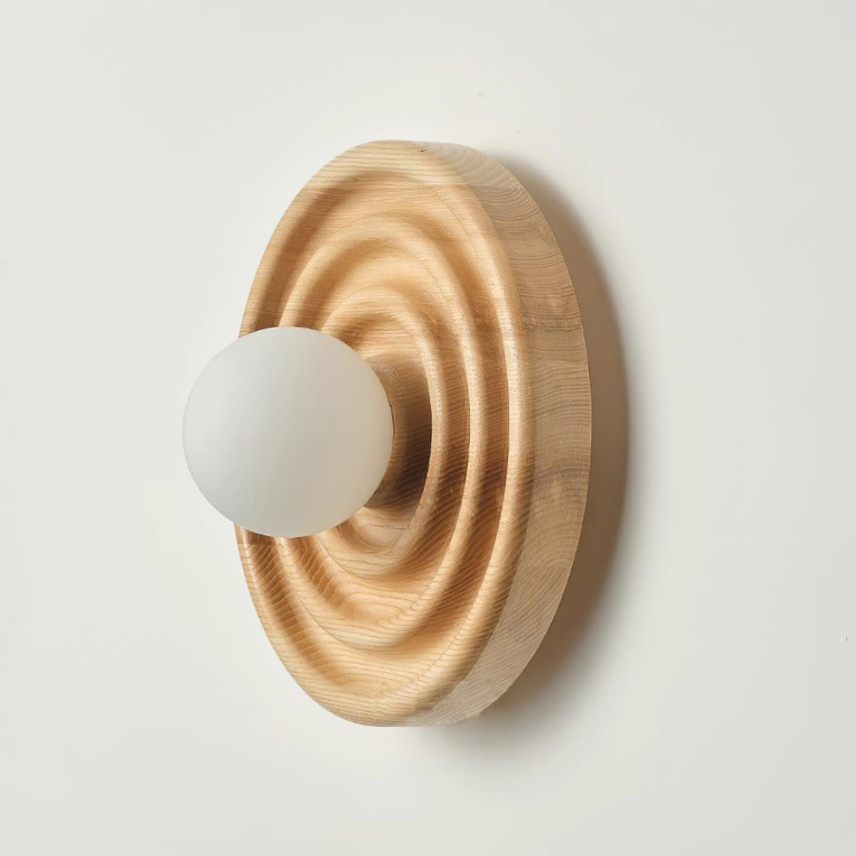 Aldinise Wandleuchte Ripple mit Erlenholzkörper und Kugellampenschirm aus Glas