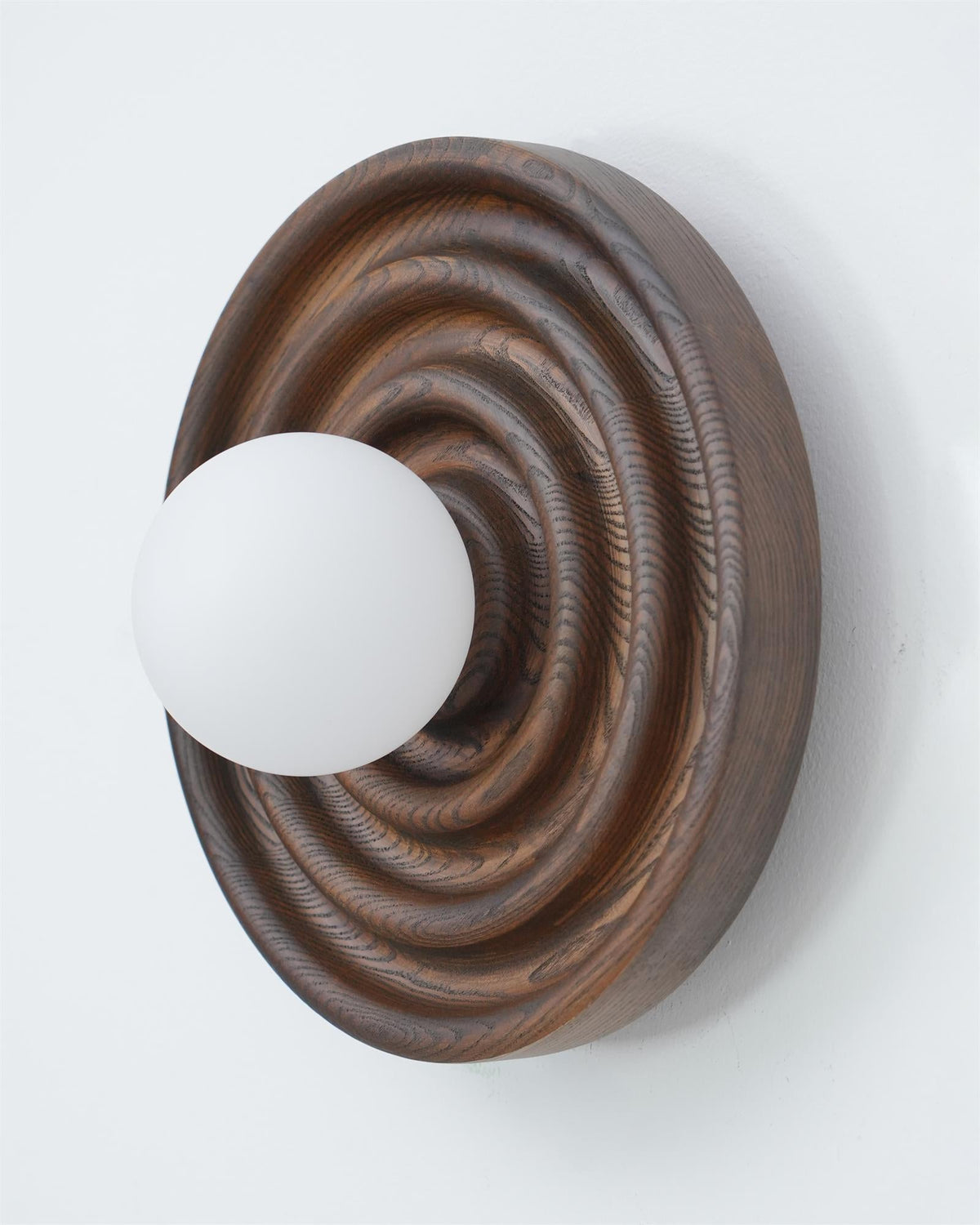 Aldinise Wandleuchte Ripple mit Erlenholzkörper und Kugellampenschirm aus Glas