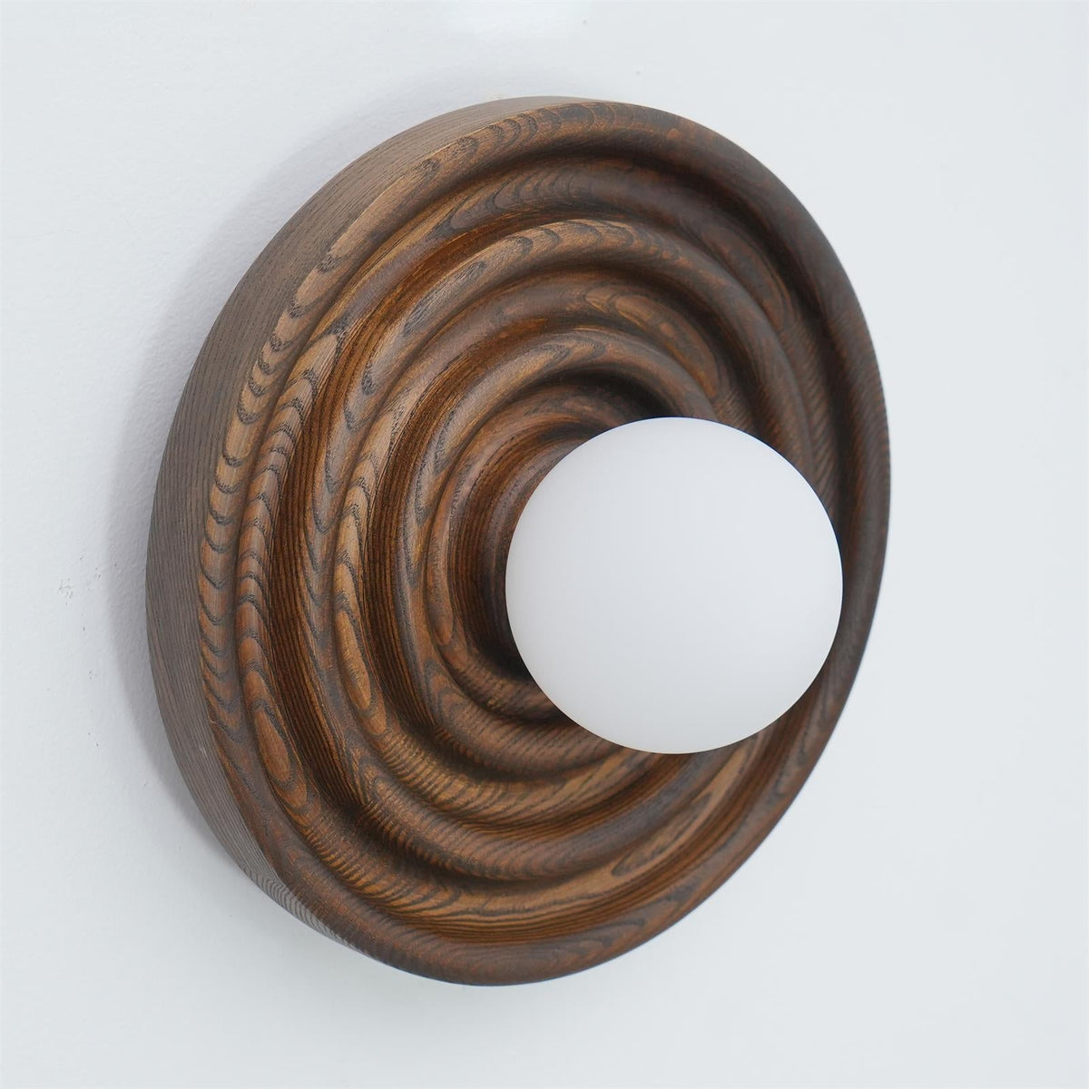 Aldinise Wandleuchte Ripple mit Erlenholzkörper und Kugellampenschirm aus Glas