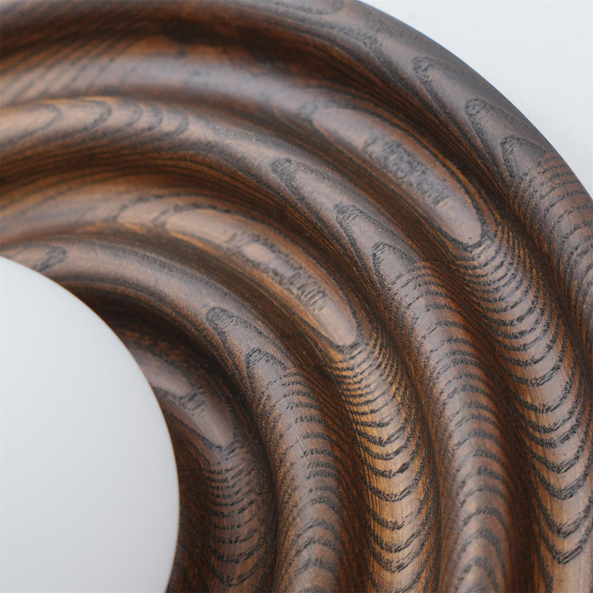 Aldinise Wandleuchte Ripple mit Erlenholzkörper und Kugellampenschirm aus Glas