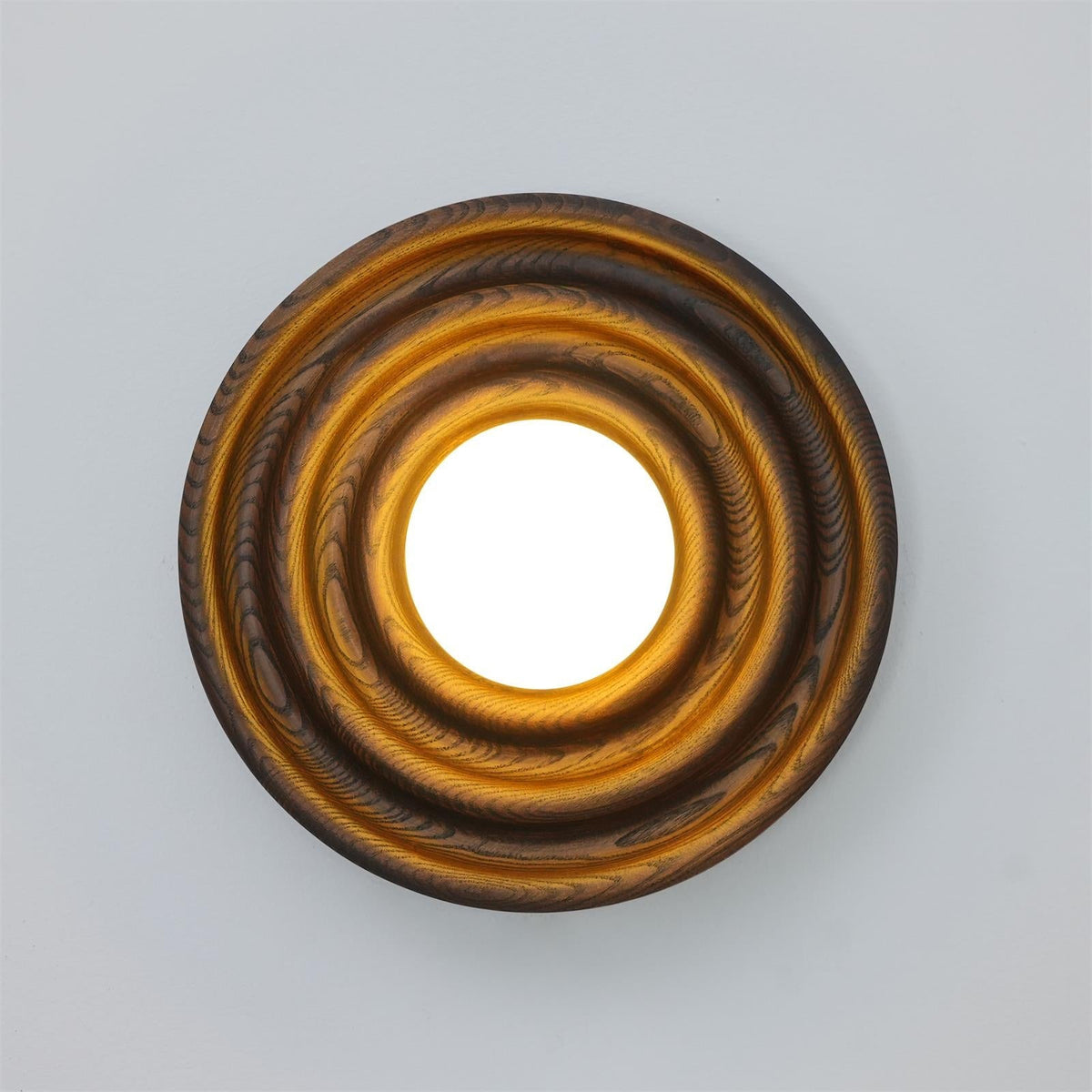 Aldinise Wandleuchte Ripple mit Erlenholzkörper und Kugellampenschirm aus Glas