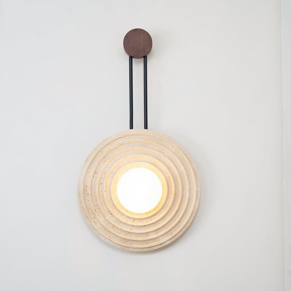 Isoror Spiral-Ring Travertine-Wandleuchte in Dunkelwalnuss & Beige