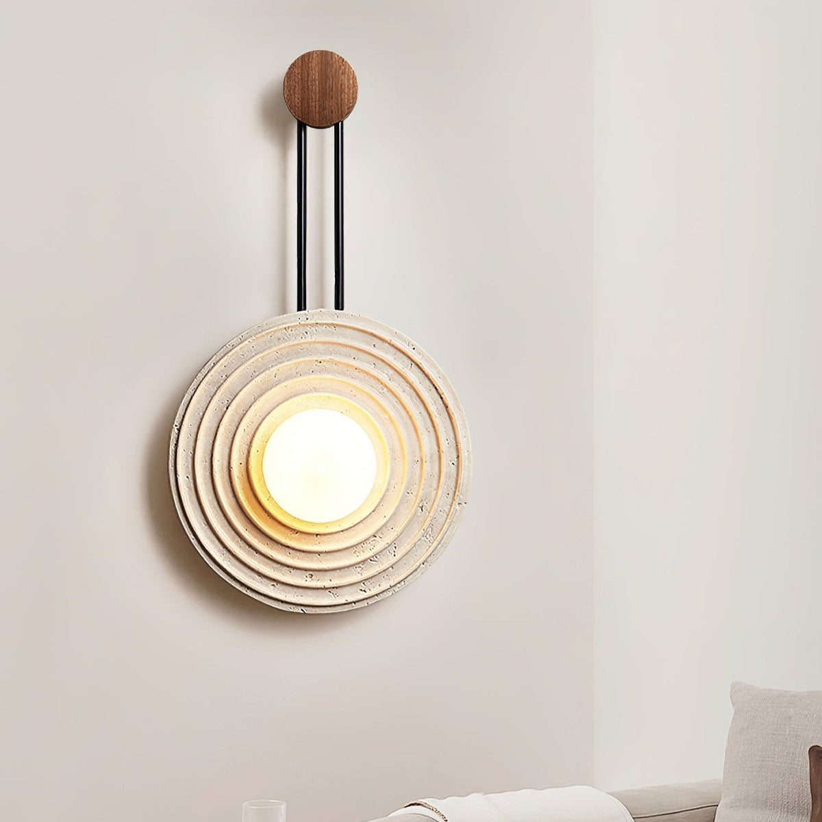 Isoror Spiral-Ring Travertine-Wandleuchte in Dunkelwalnuss & Beige