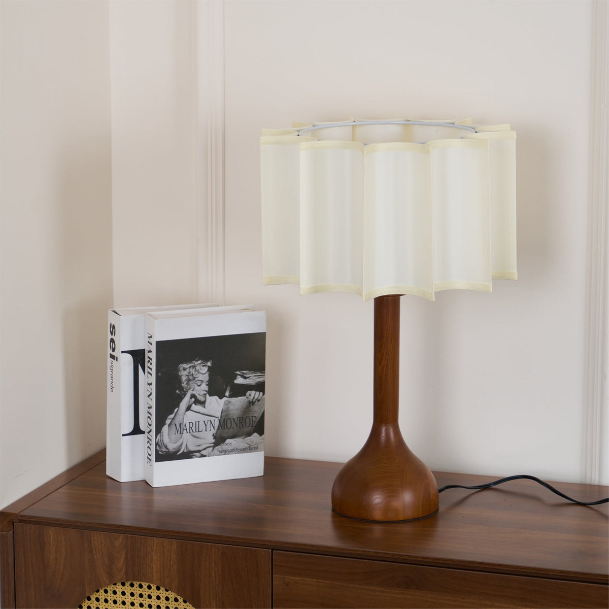 Livenq Tischleuchte aus Holz und Stoff im Retro-Stil