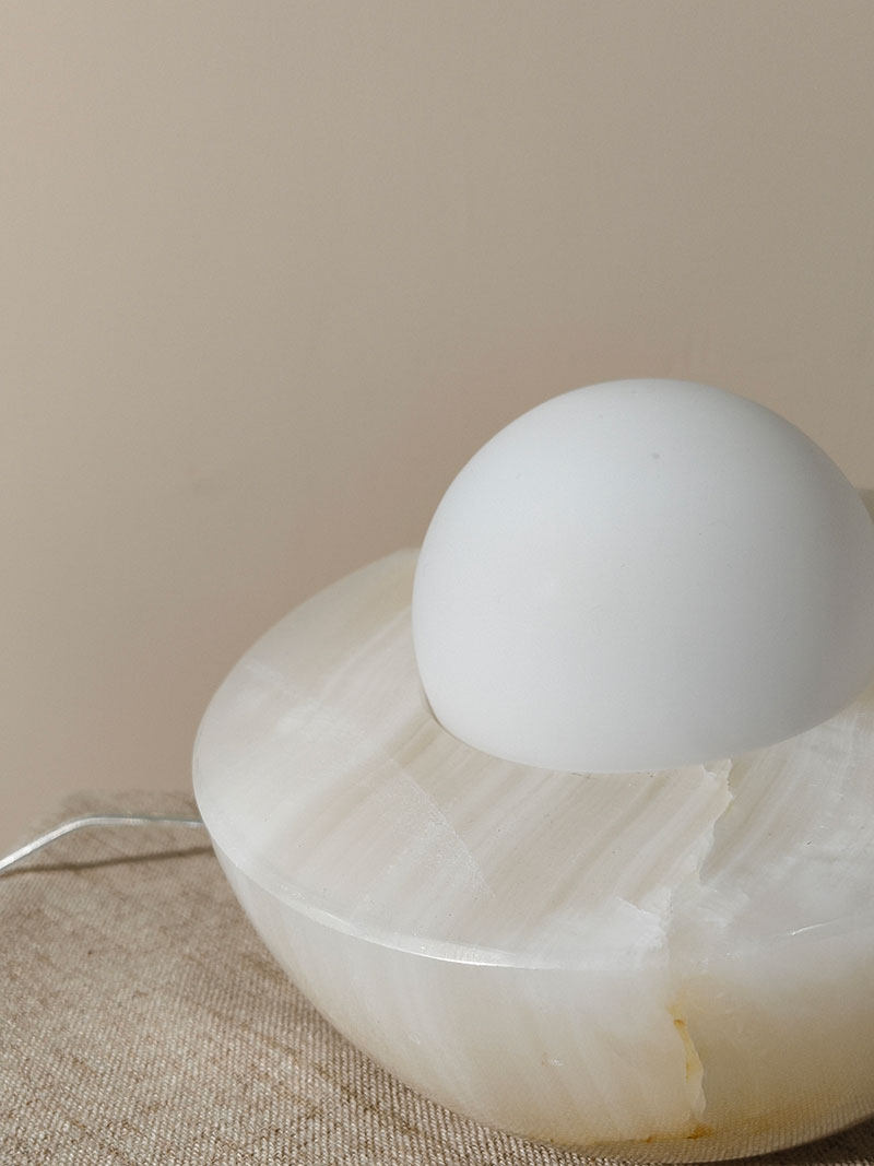 Fryle Jade Minimalistische Tischlampe mit Halo