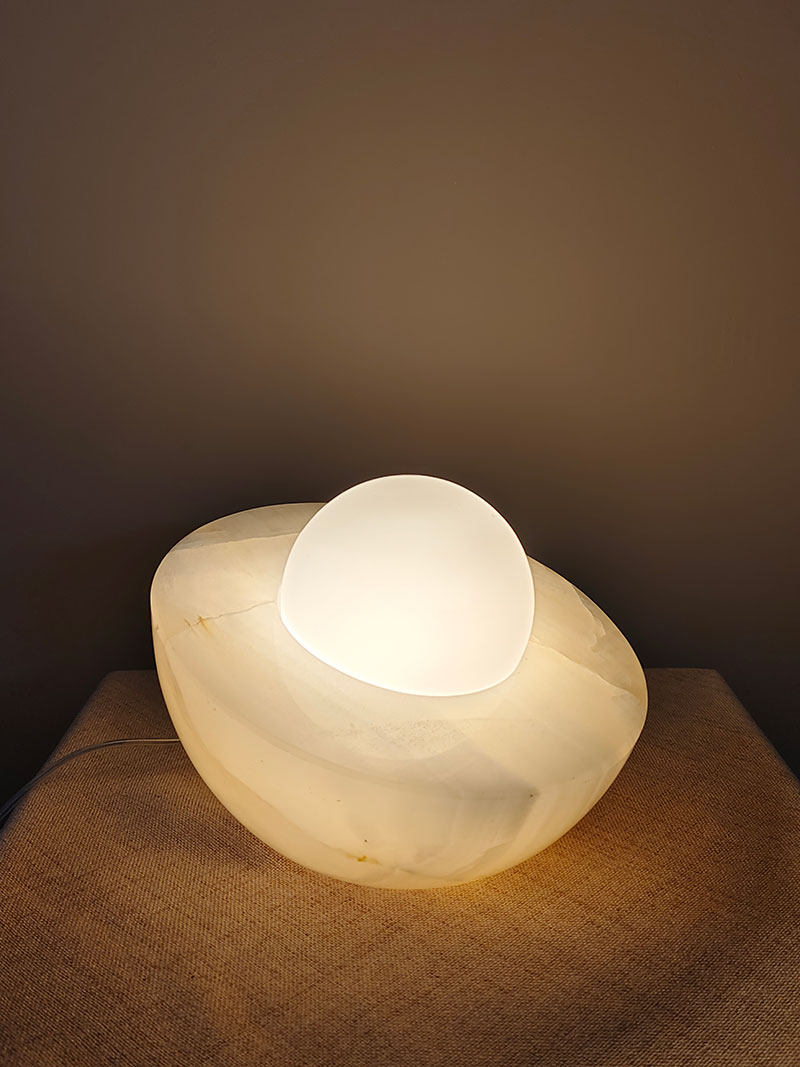 Fryle Jade Minimalistische Tischlampe mit Halo