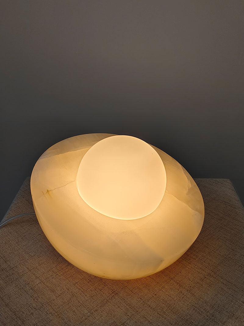 Fryle Jade Minimalistische Tischlampe mit Halo