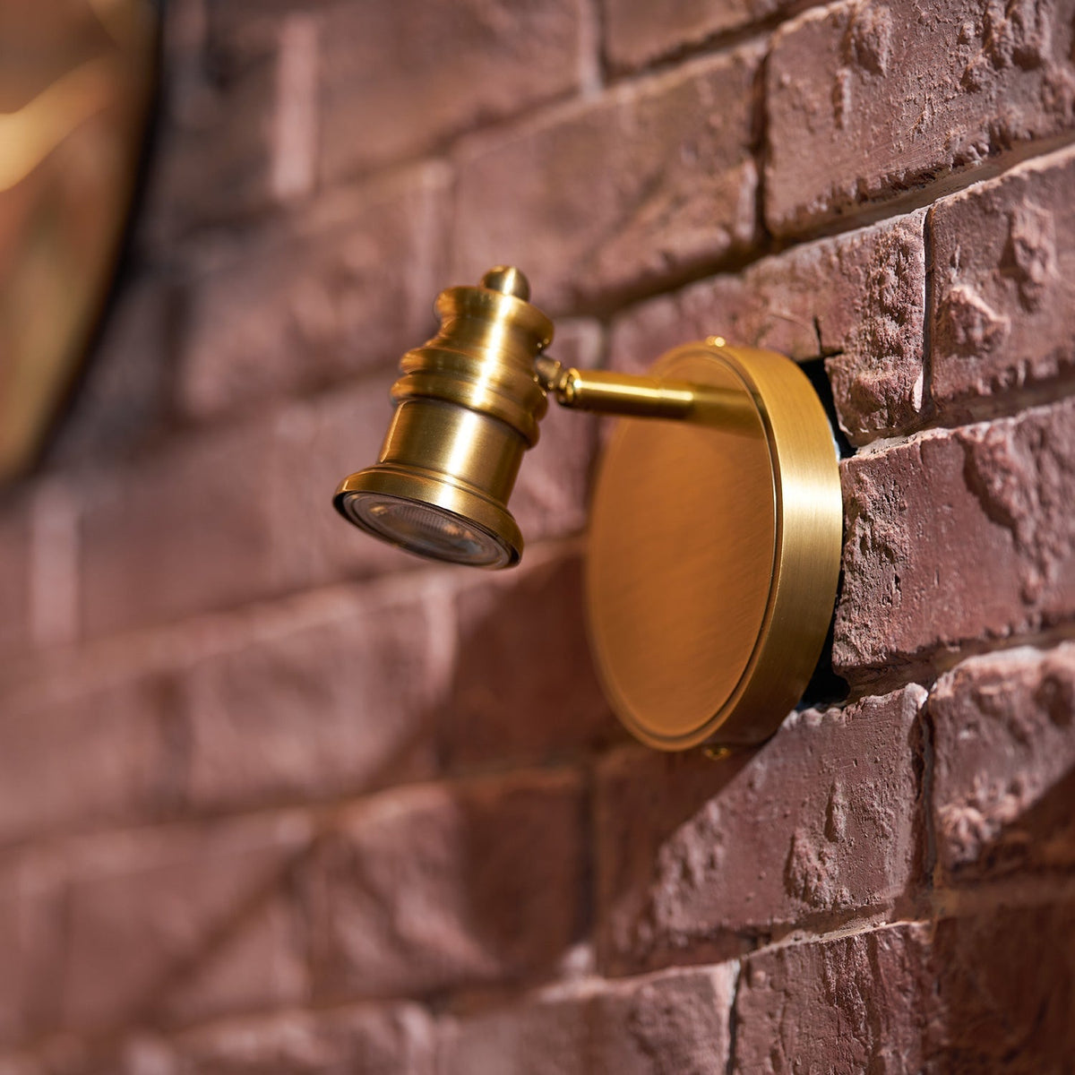 Corten Wandleuchte aus Messing