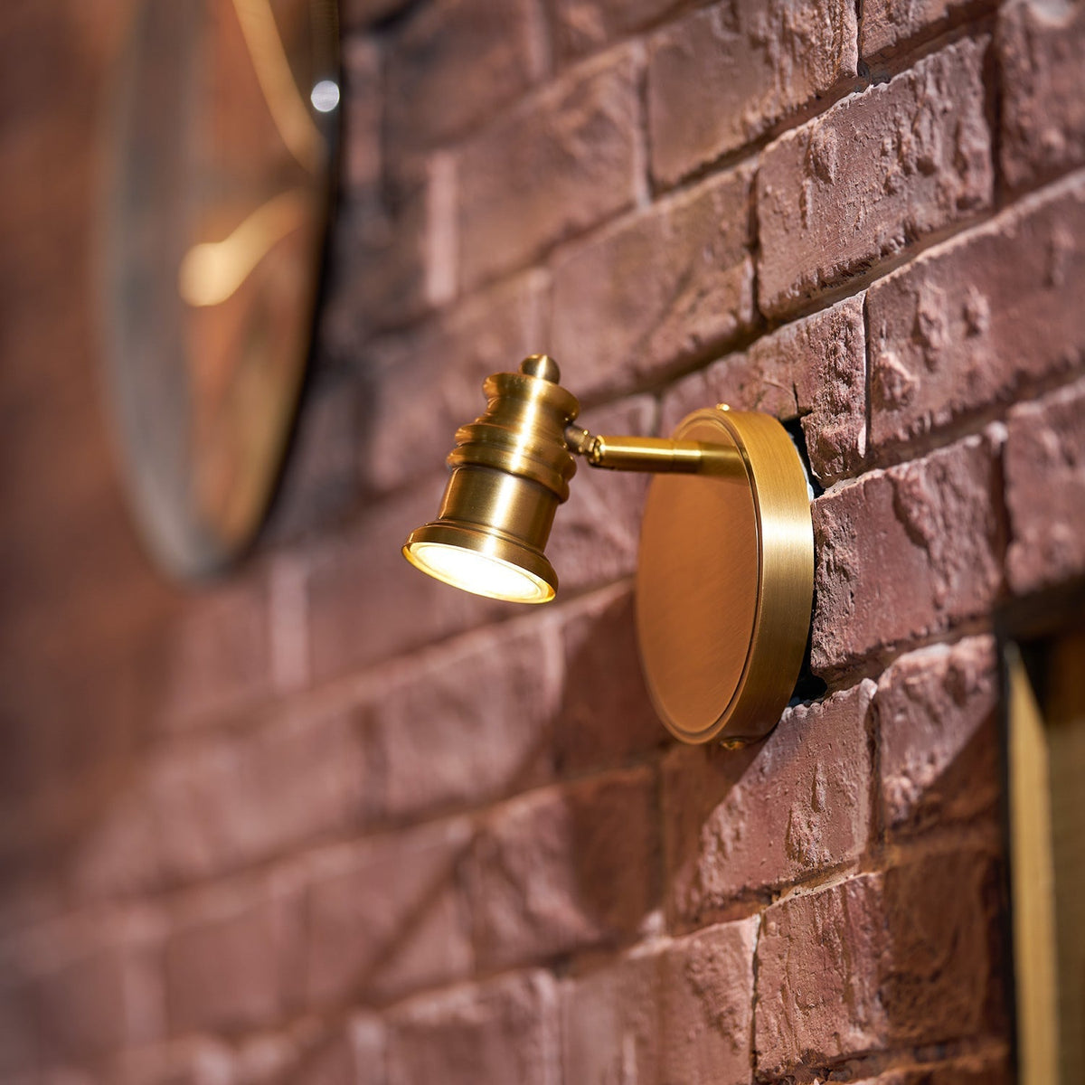 Corten Wandleuchte aus Messing