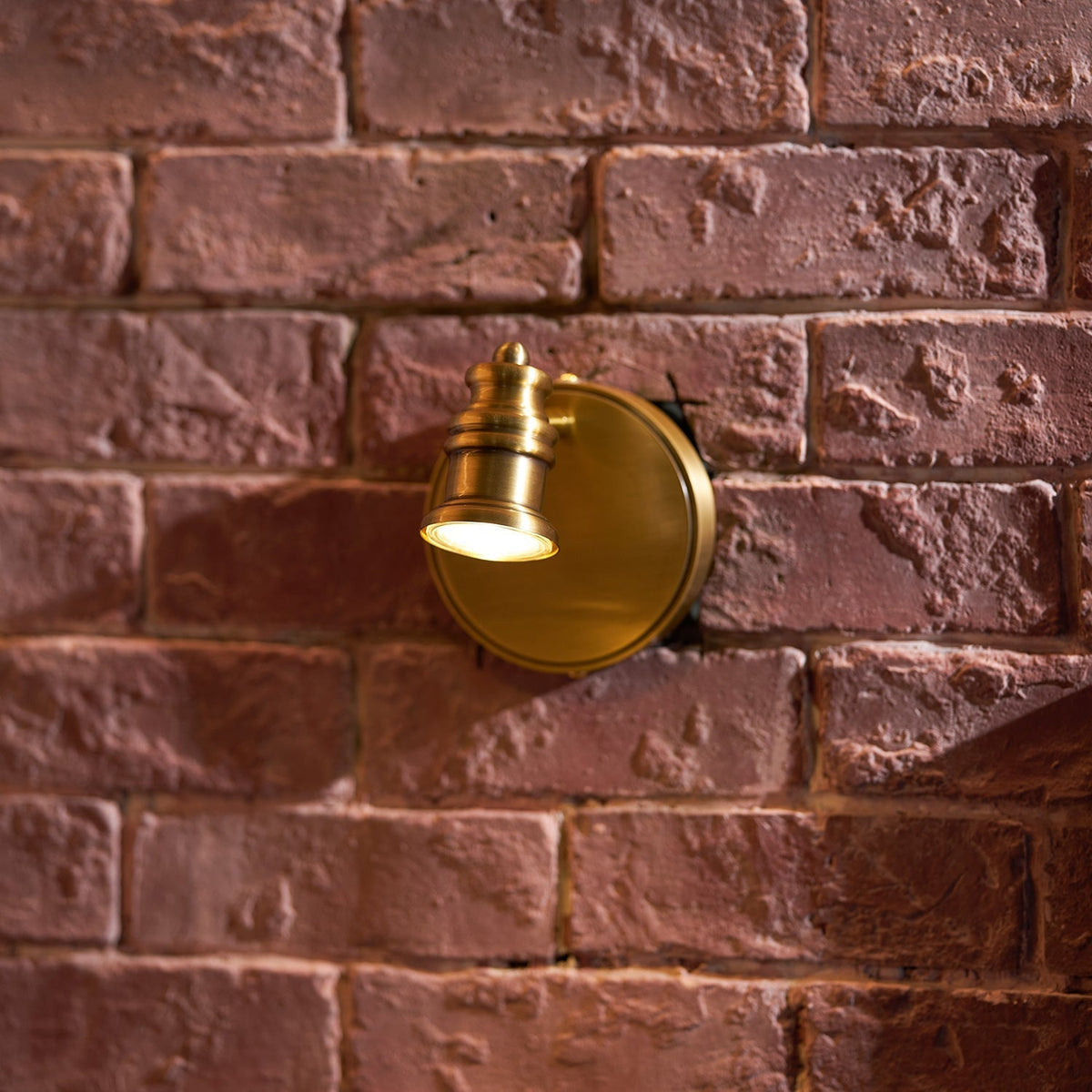 Corten Wandleuchte aus Messing