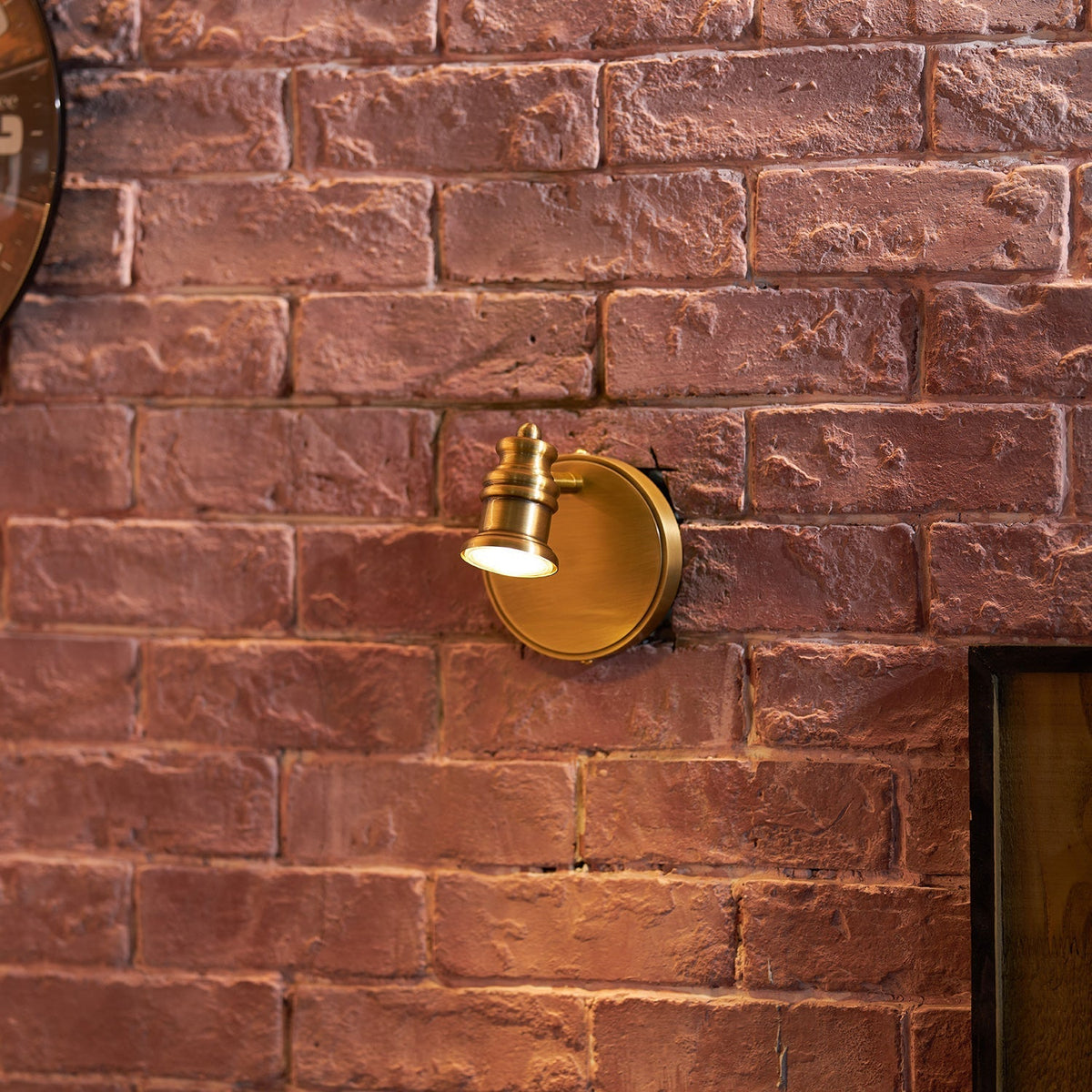 Corten Wandleuchte aus Messing