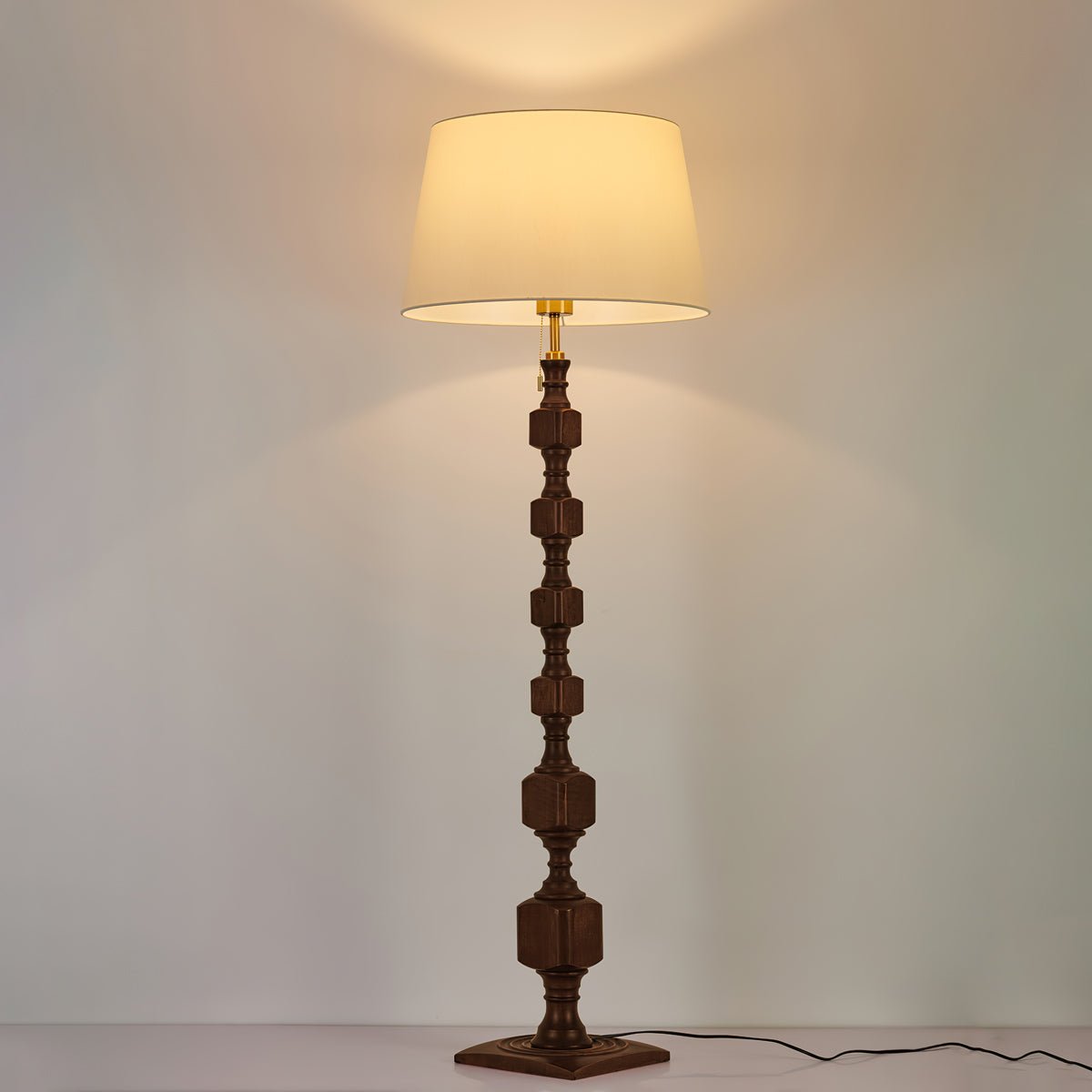 Sylarelle Hexas Stehleuchte aus Holz
