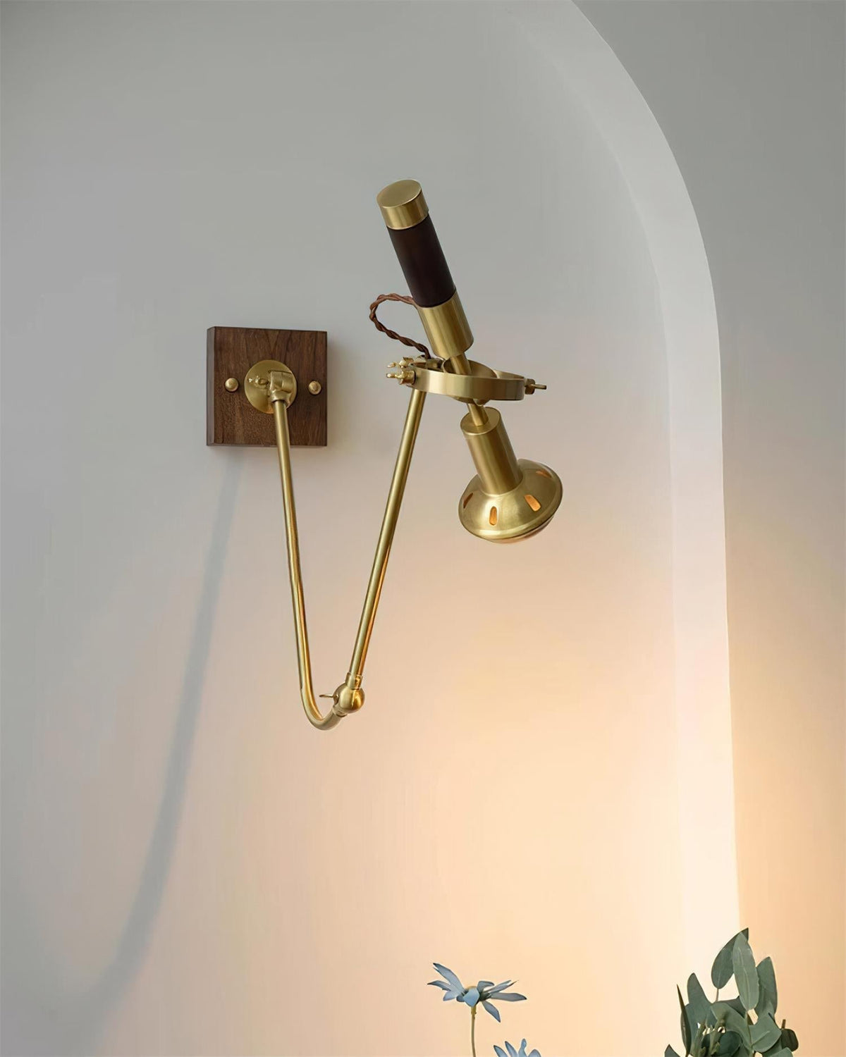 Verstellbare Wandleuchte aus Messing und Walnuss im Vintage-Stil für Arbeitsbereich