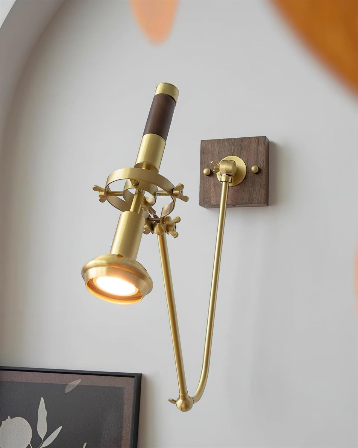 Verstellbare Wandleuchte aus Messing und Walnuss im Vintage-Stil für Arbeitsbereich