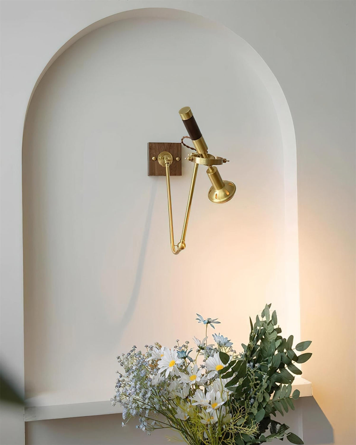 Verstellbare Wandleuchte aus Messing und Walnuss im Vintage-Stil für Arbeitsbereich