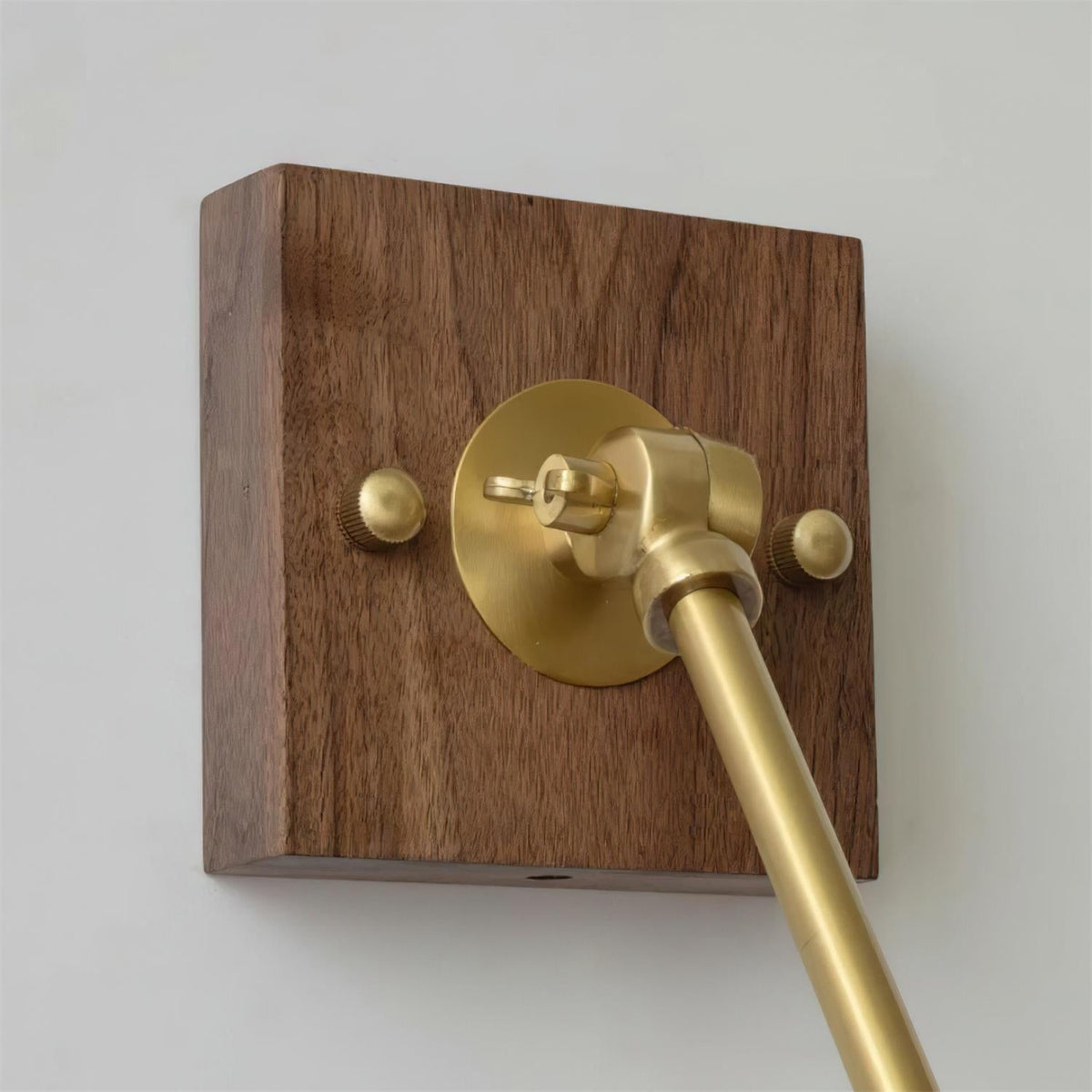Verstellbare Wandleuchte aus Messing und Walnuss im Vintage-Stil für Arbeitsbereich