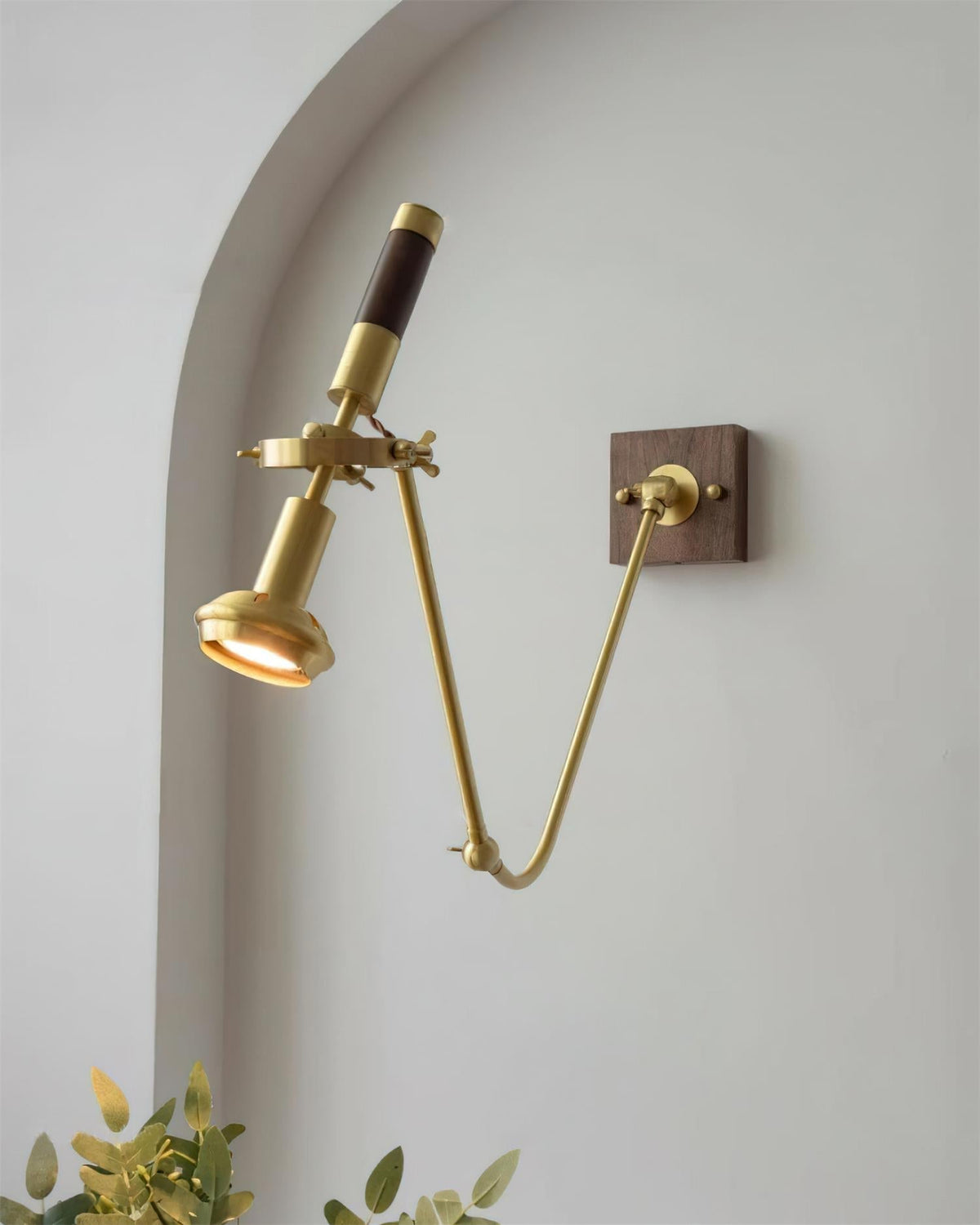 Verstellbare Wandleuchte aus Messing und Walnuss im Vintage-Stil für Arbeitsbereich