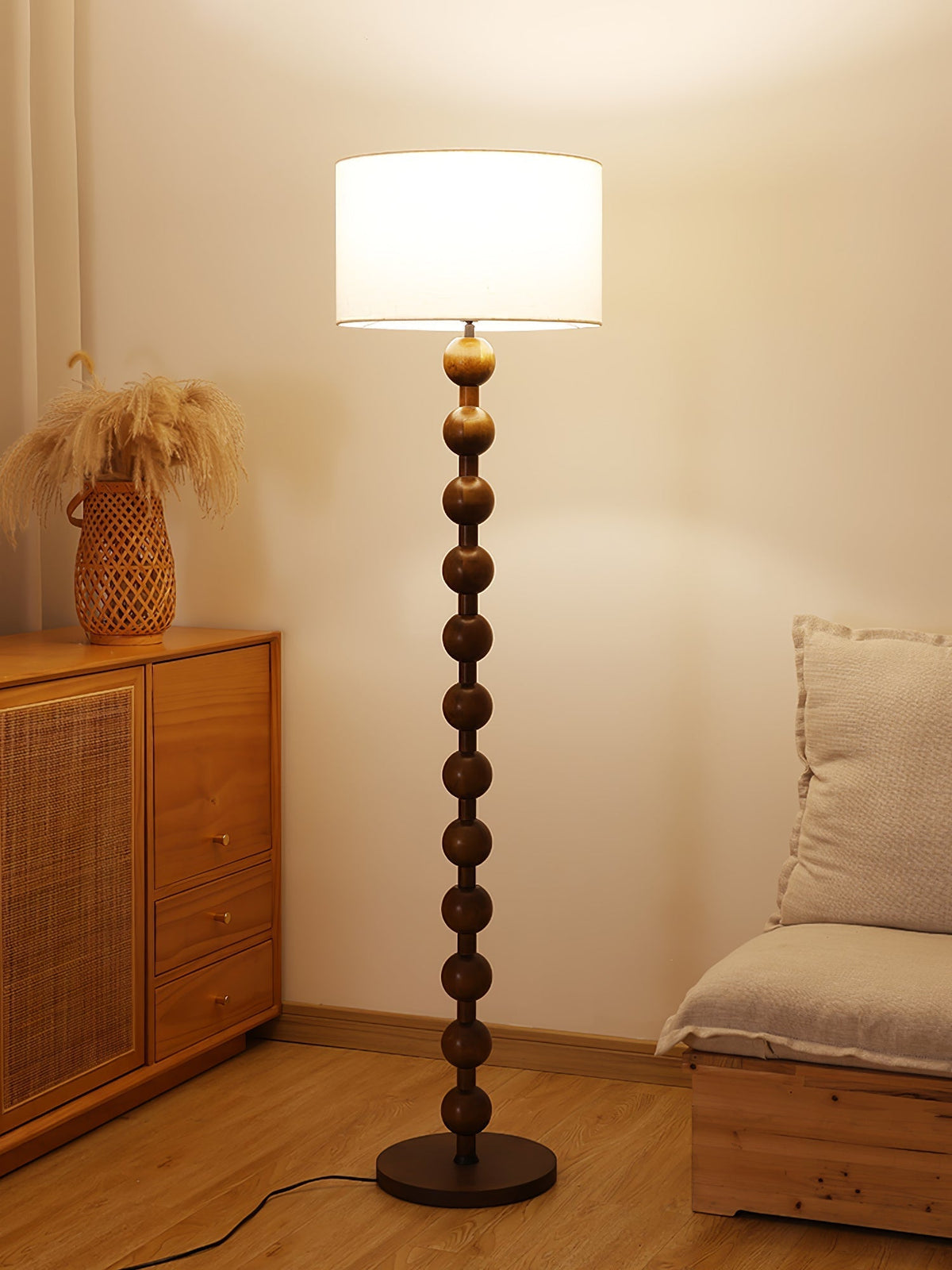 Paston Stehleuchte aus Holz mit Stoffschirm
