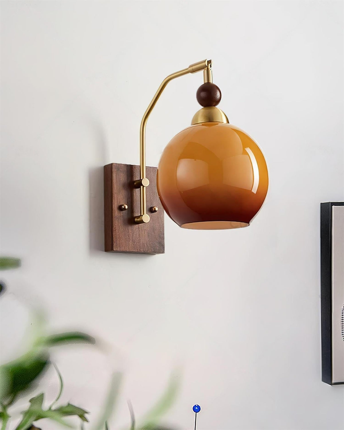 Rinuette Wandleuchte aus Messing mit Glas in Walnuss-Optik