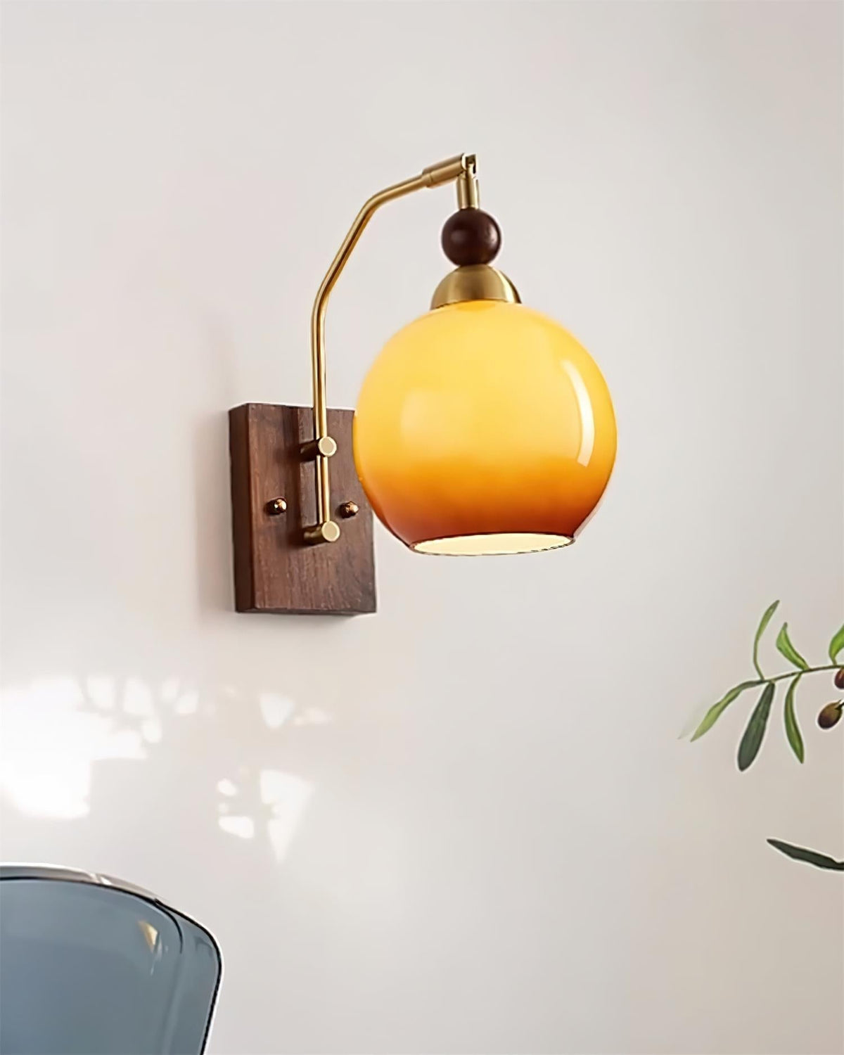Rinuette Wandleuchte aus Messing mit Glas in Walnuss-Optik