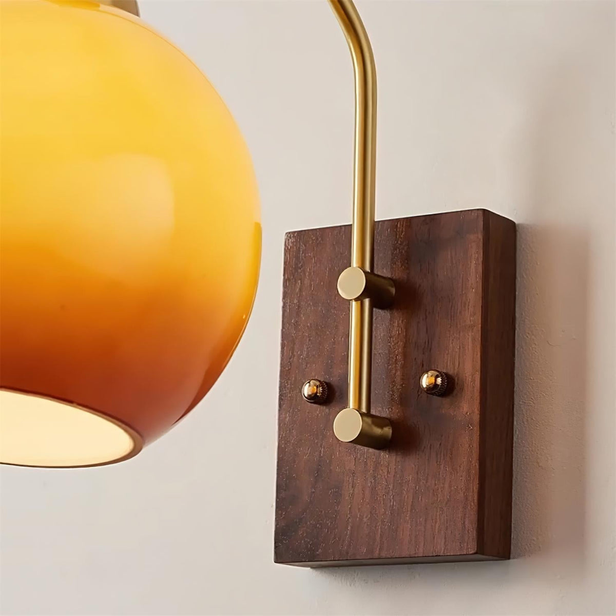Rinuette Wandleuchte aus Messing mit Glas in Walnuss-Optik