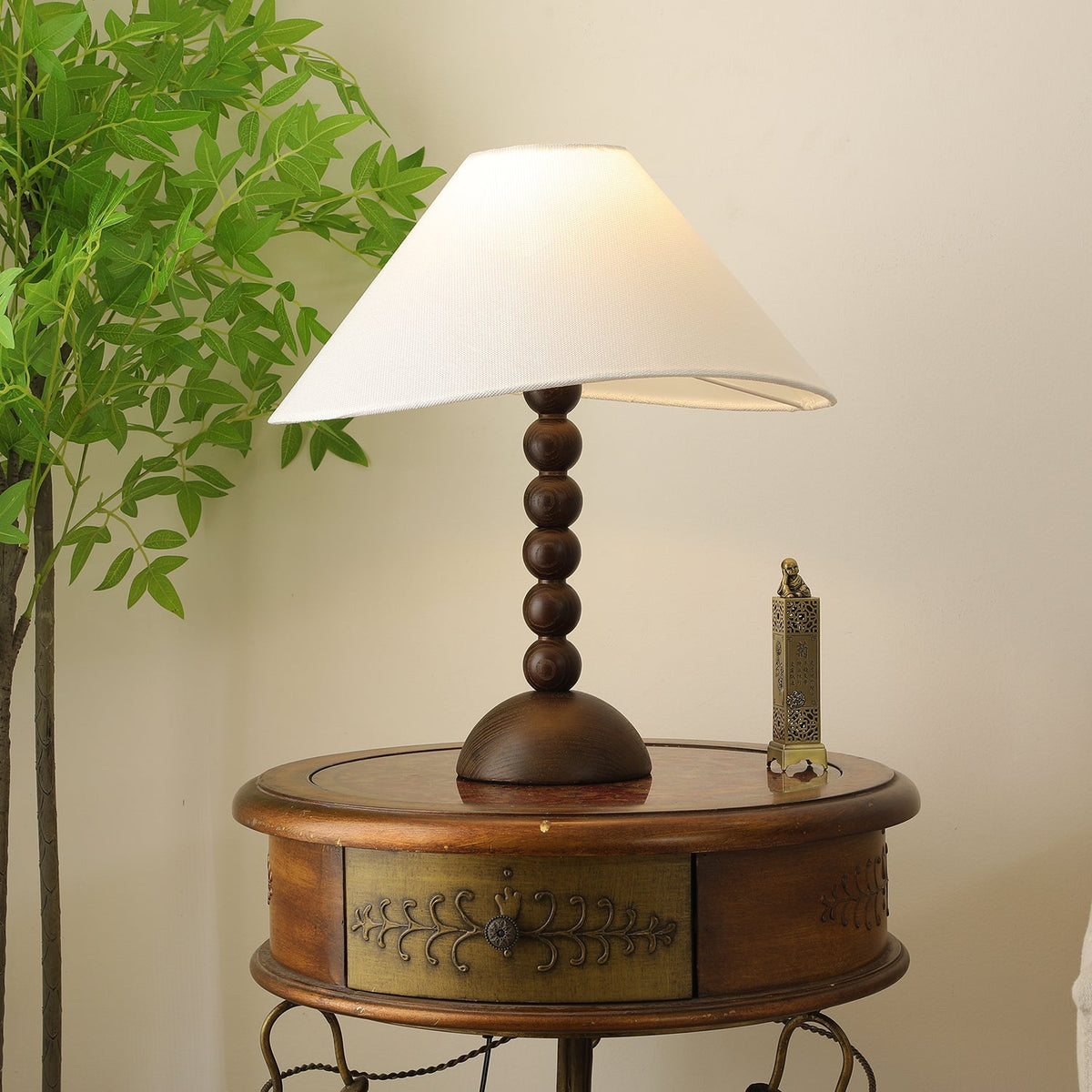 Lennox Tischleuchte aus Holz und Stoff im eleganten Design