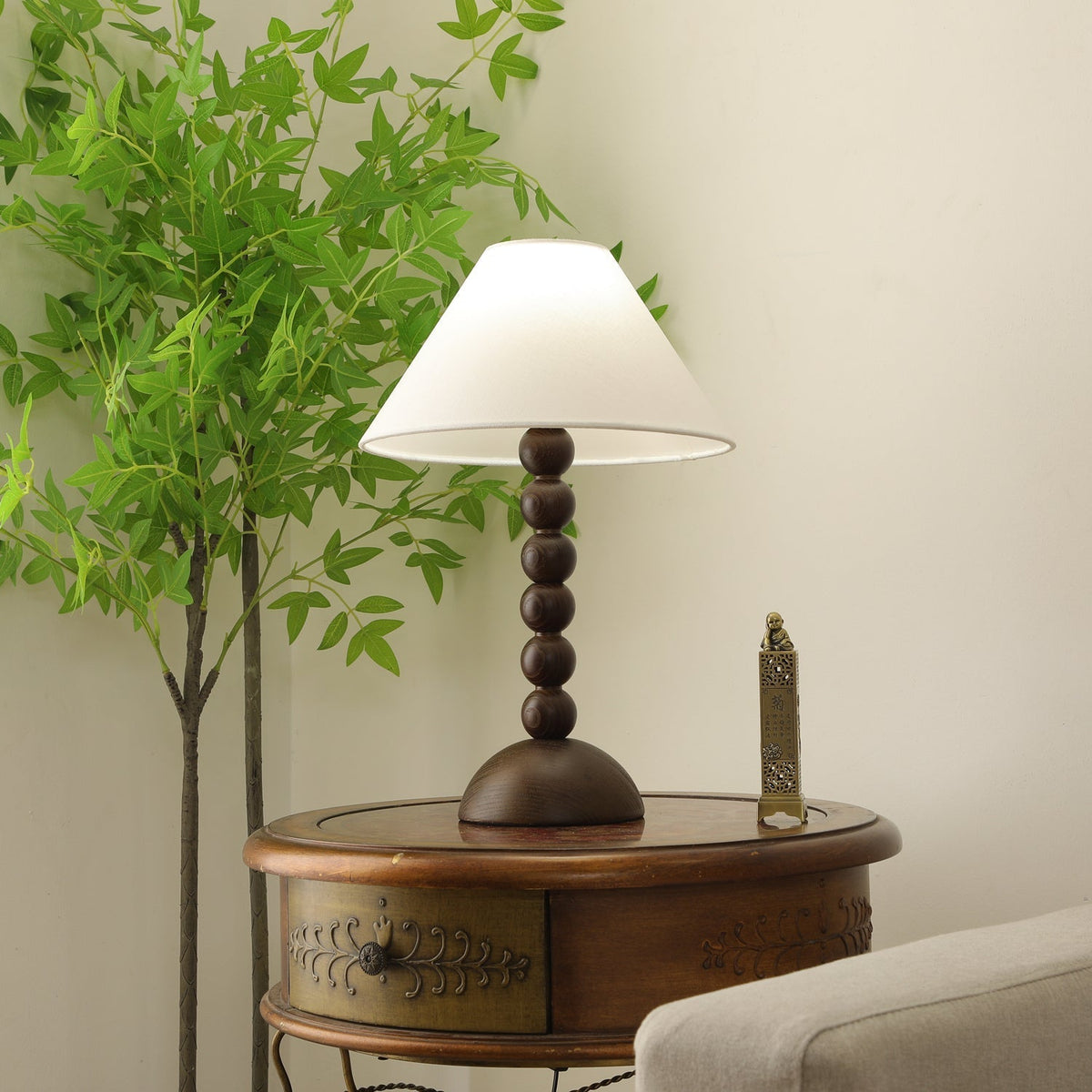 Lennox Tischleuchte aus Holz und Stoff im eleganten Design