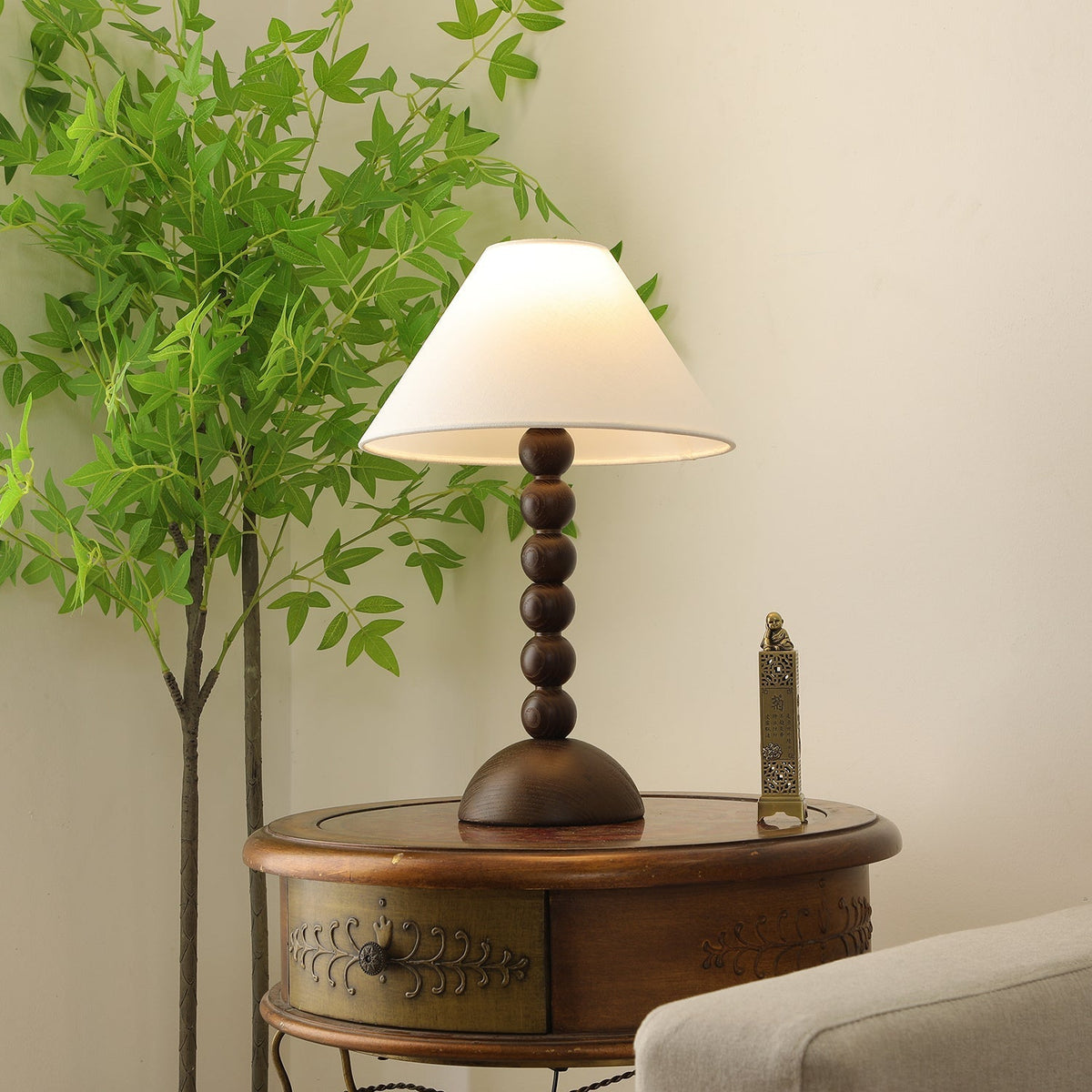Lennox Tischleuchte aus Holz und Stoff im eleganten Design