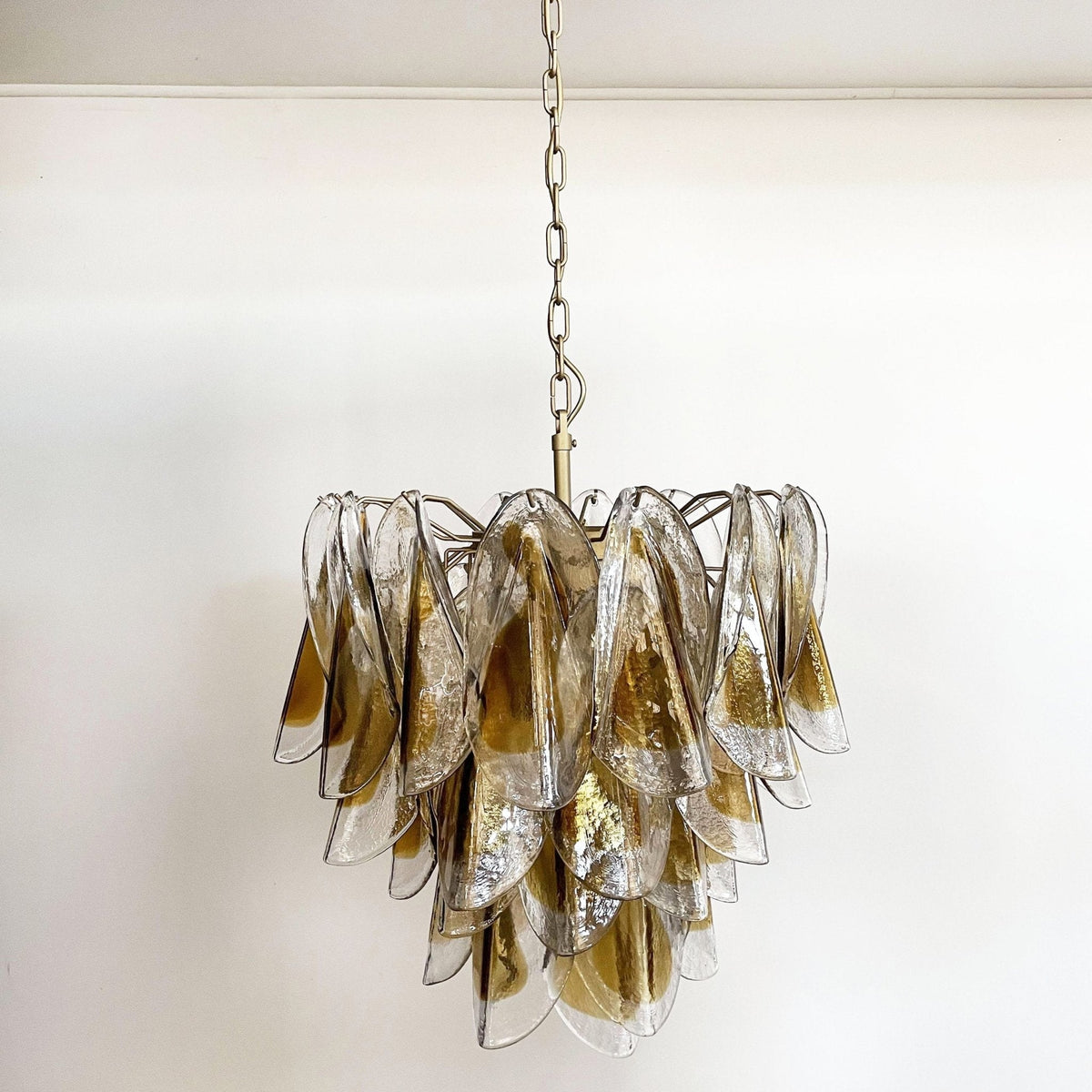 Vild Kronleuchter Isabella Gold Petal Layered