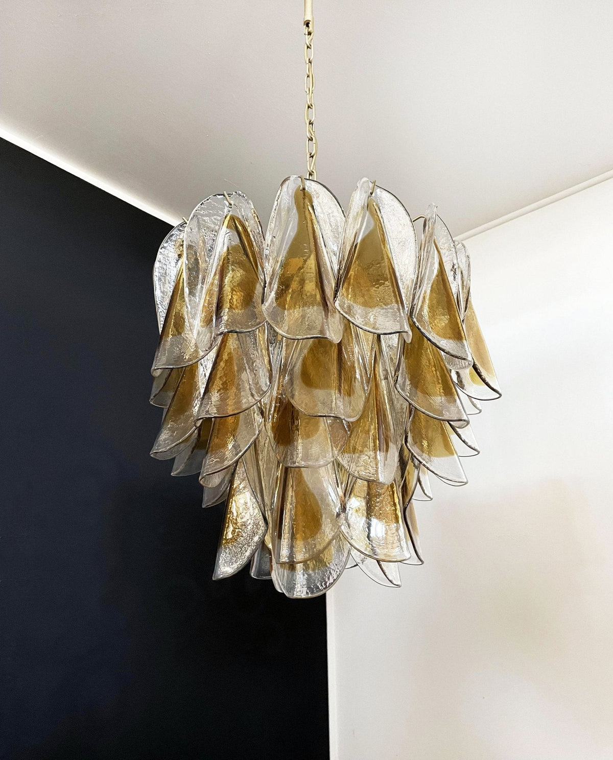 Vild Kronleuchter Isabella Gold Petal Layered