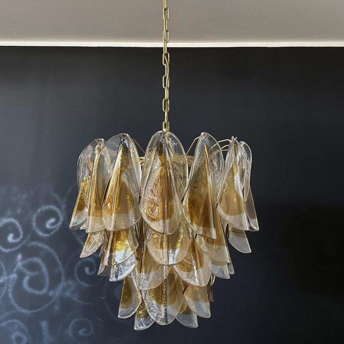 Vild Kronleuchter Isabella Gold Petal Layered