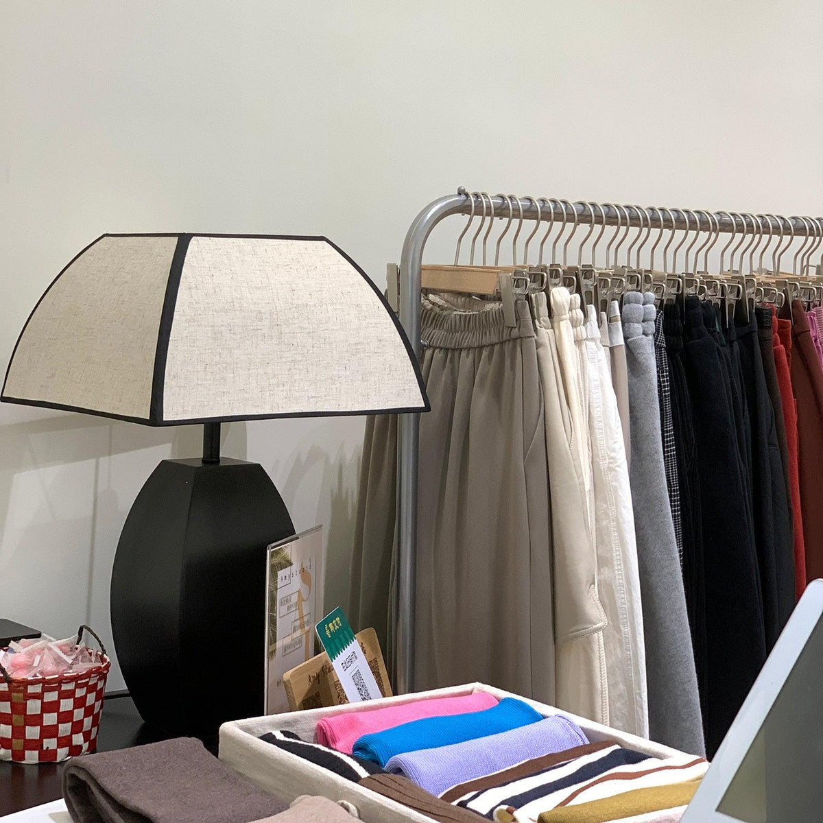 Alux Minimalistische Tischleuchte aus Stoff