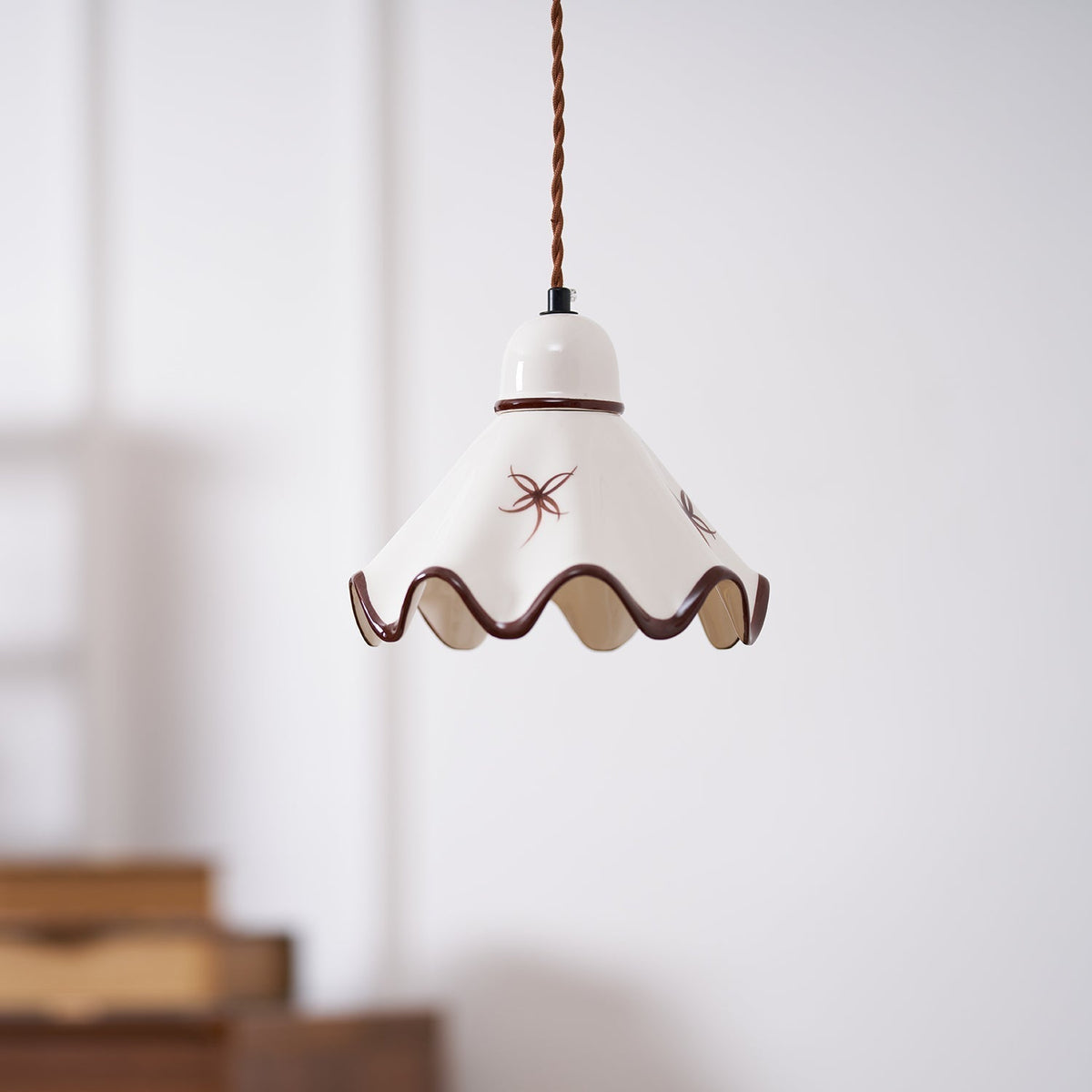 Pendelleuchte aus Keramik mit gewelltem Lampenschirm und rustikalem Braunrand im Retro-Stil