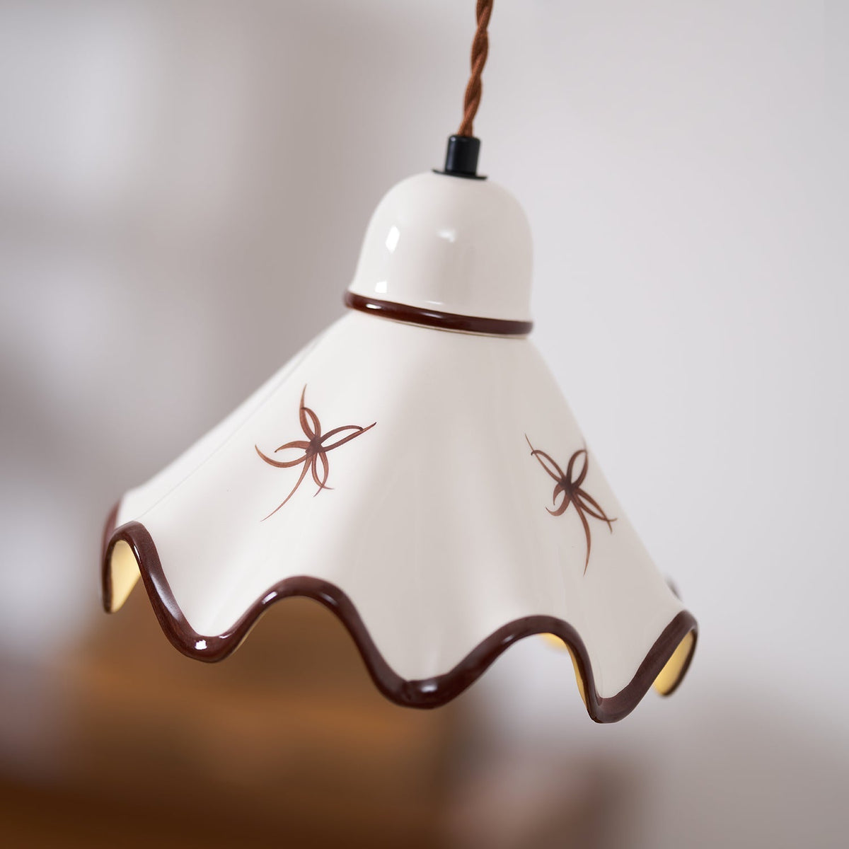 Pendelleuchte aus Keramik mit gewelltem Lampenschirm und rustikalem Braunrand im Retro-Stil