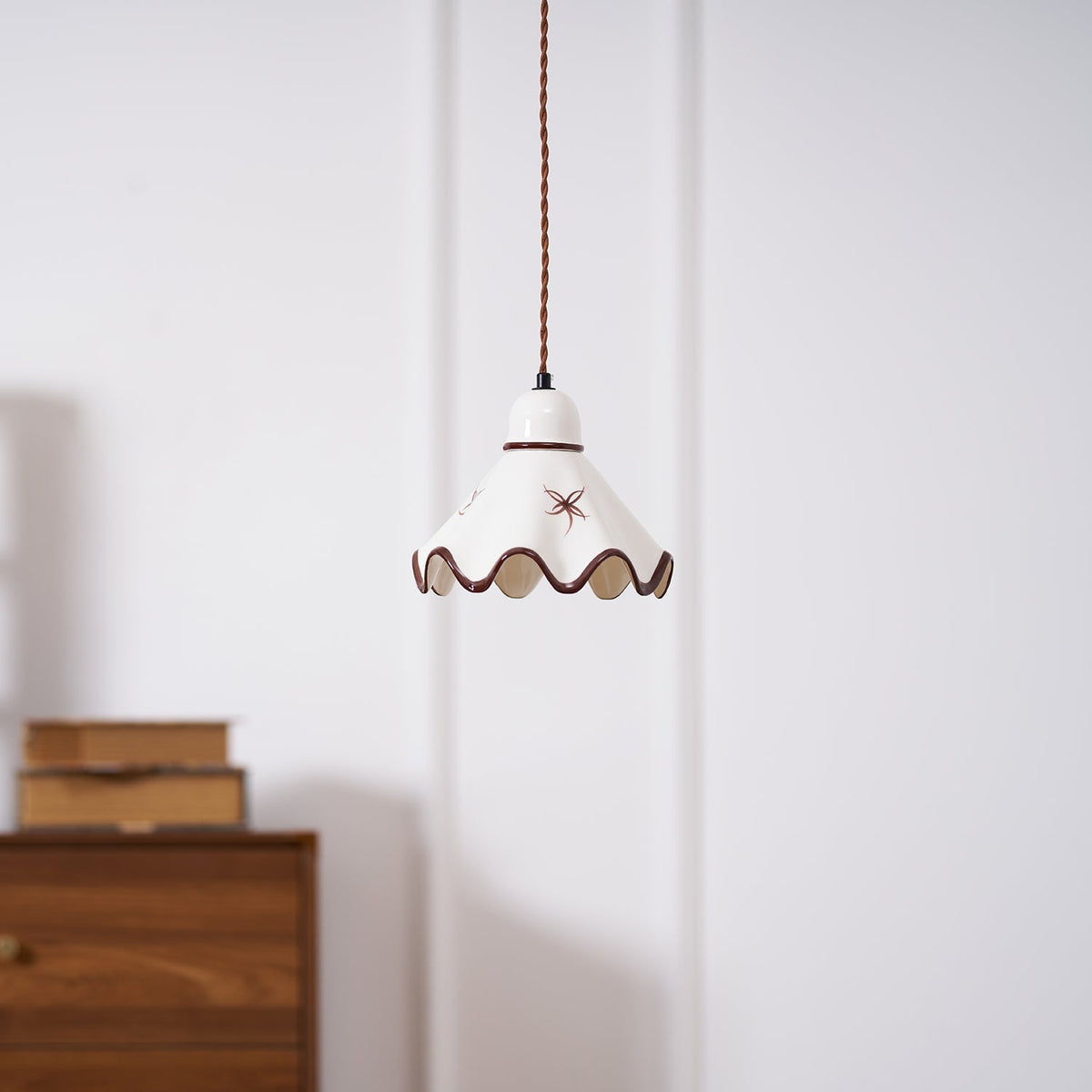 Pendelleuchte aus Keramik mit gewelltem Lampenschirm und rustikalem Braunrand im Retro-Stil