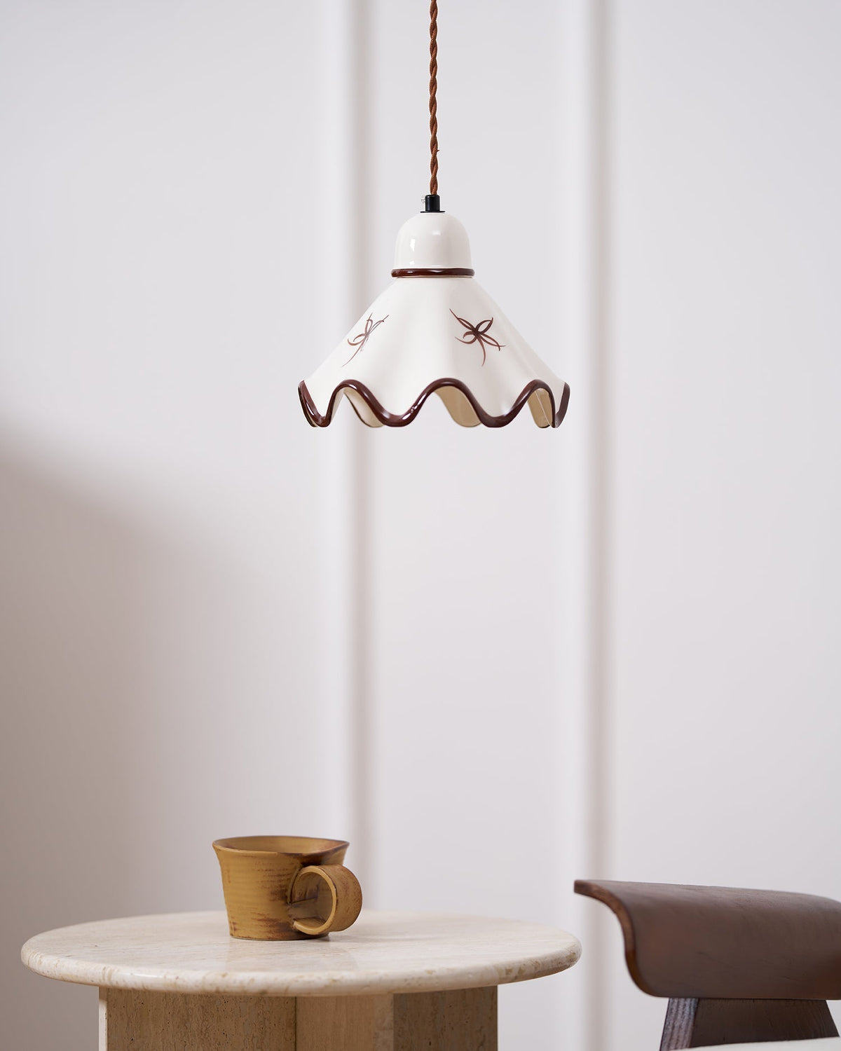 Pendelleuchte aus Keramik mit gewelltem Lampenschirm und rustikalem Braunrand im Retro-Stil