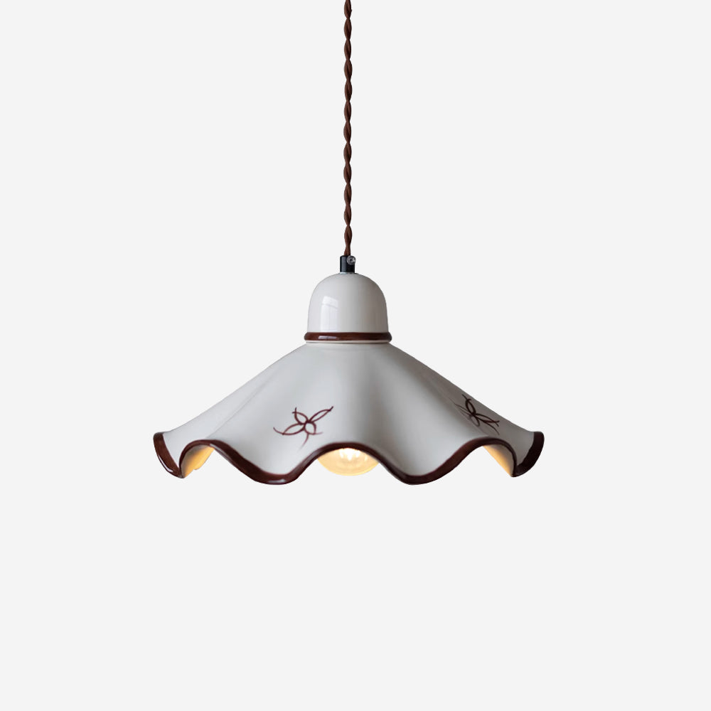Pendelleuchte aus Keramik mit gewelltem Lampenschirm und rustikalem Braunrand im Retro-Stil