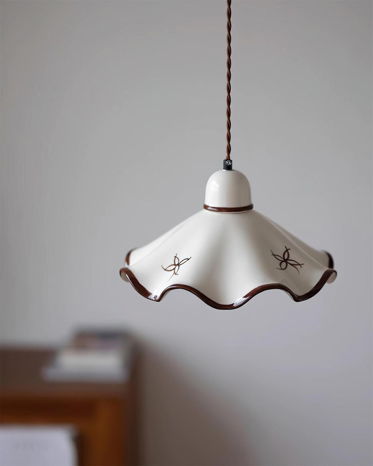 Pendelleuchte aus Keramik mit gewelltem Lampenschirm und rustikalem Braunrand im Retro-Stil