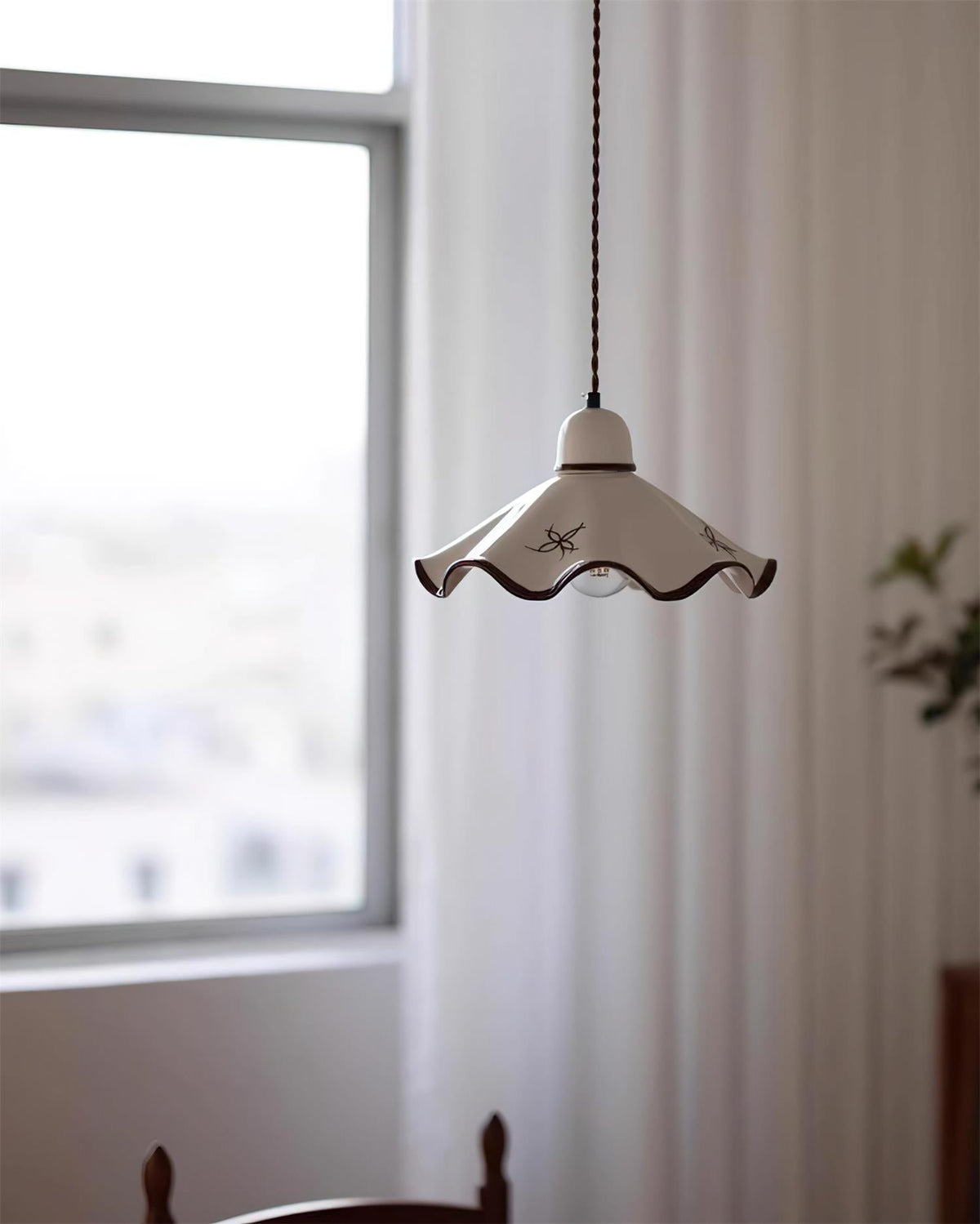 Pendelleuchte aus Keramik mit gewelltem Lampenschirm und rustikalem Braunrand im Retro-Stil