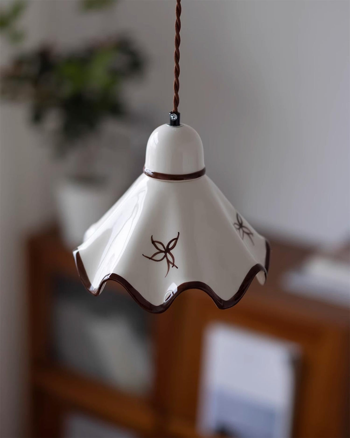 Pendelleuchte aus Keramik mit gewelltem Lampenschirm und rustikalem Braunrand im Retro-Stil