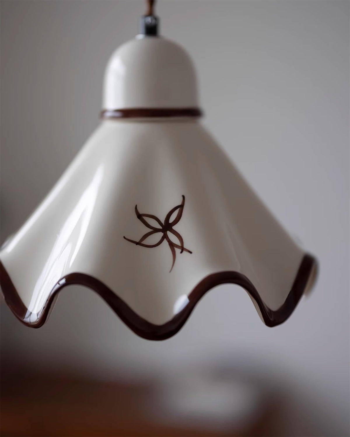 Pendelleuchte aus Keramik mit gewelltem Lampenschirm und rustikalem Braunrand im Retro-Stil
