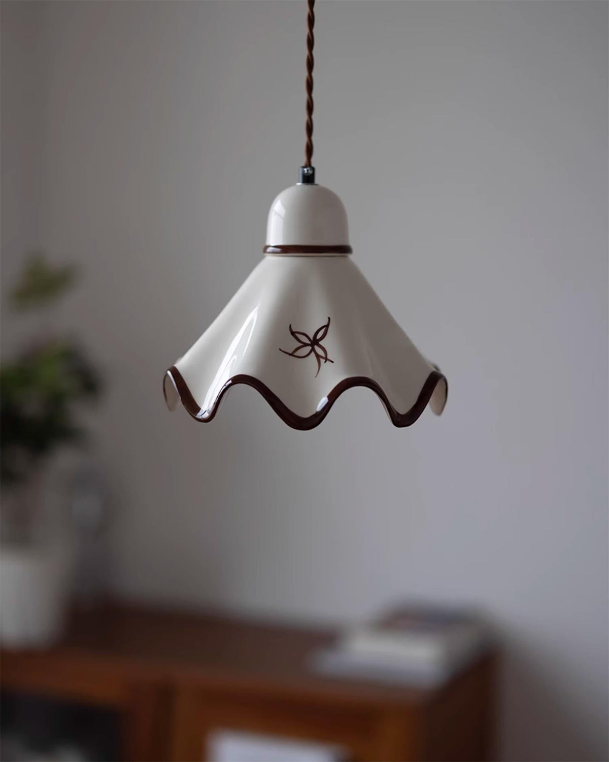 Pendelleuchte aus Keramik mit gewelltem Lampenschirm und rustikalem Braunrand im Retro-Stil