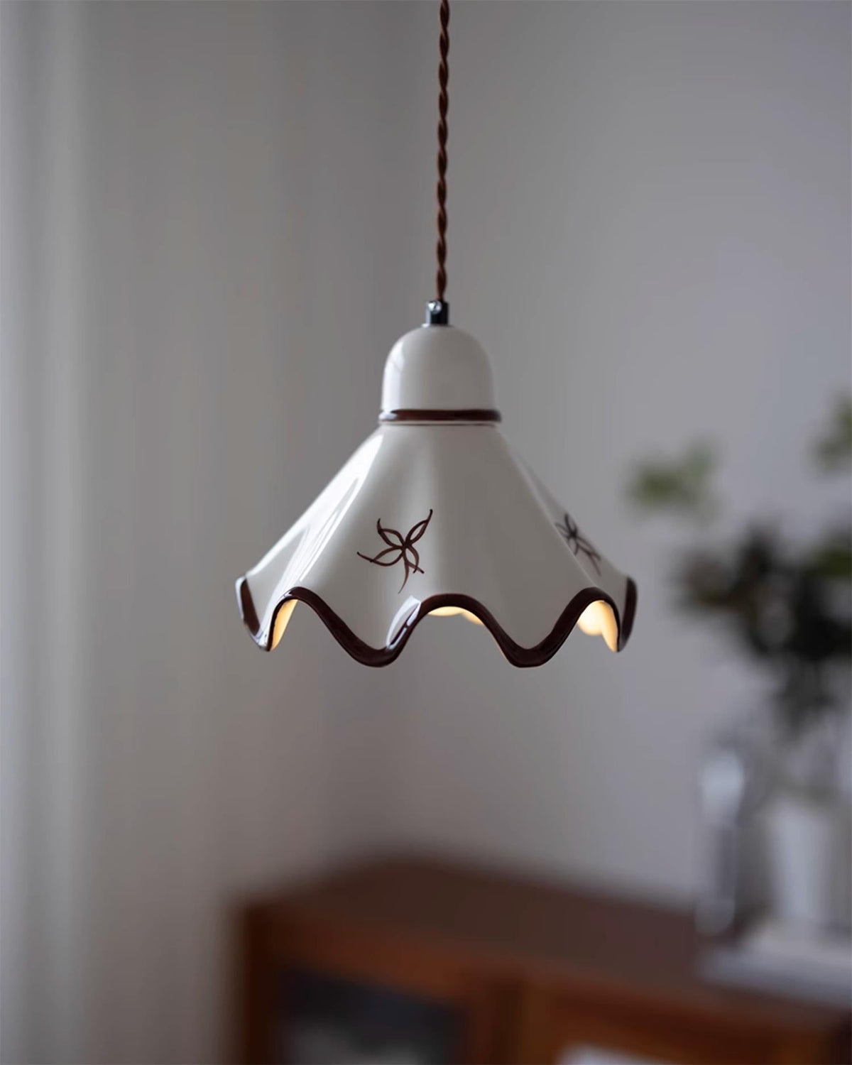 Pendelleuchte aus Keramik mit gewelltem Lampenschirm und rustikalem Braunrand im Retro-Stil