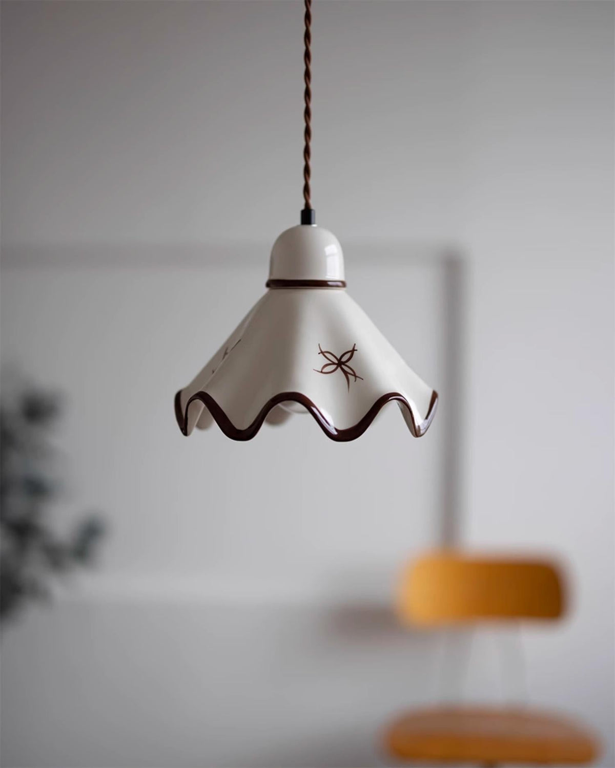Pendelleuchte aus Keramik mit gewelltem Lampenschirm und rustikalem Braunrand im Retro-Stil