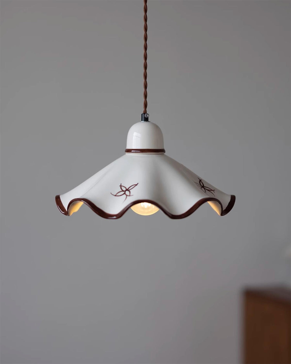 Pendelleuchte aus Keramik mit gewelltem Lampenschirm und rustikalem Braunrand im Retro-Stil