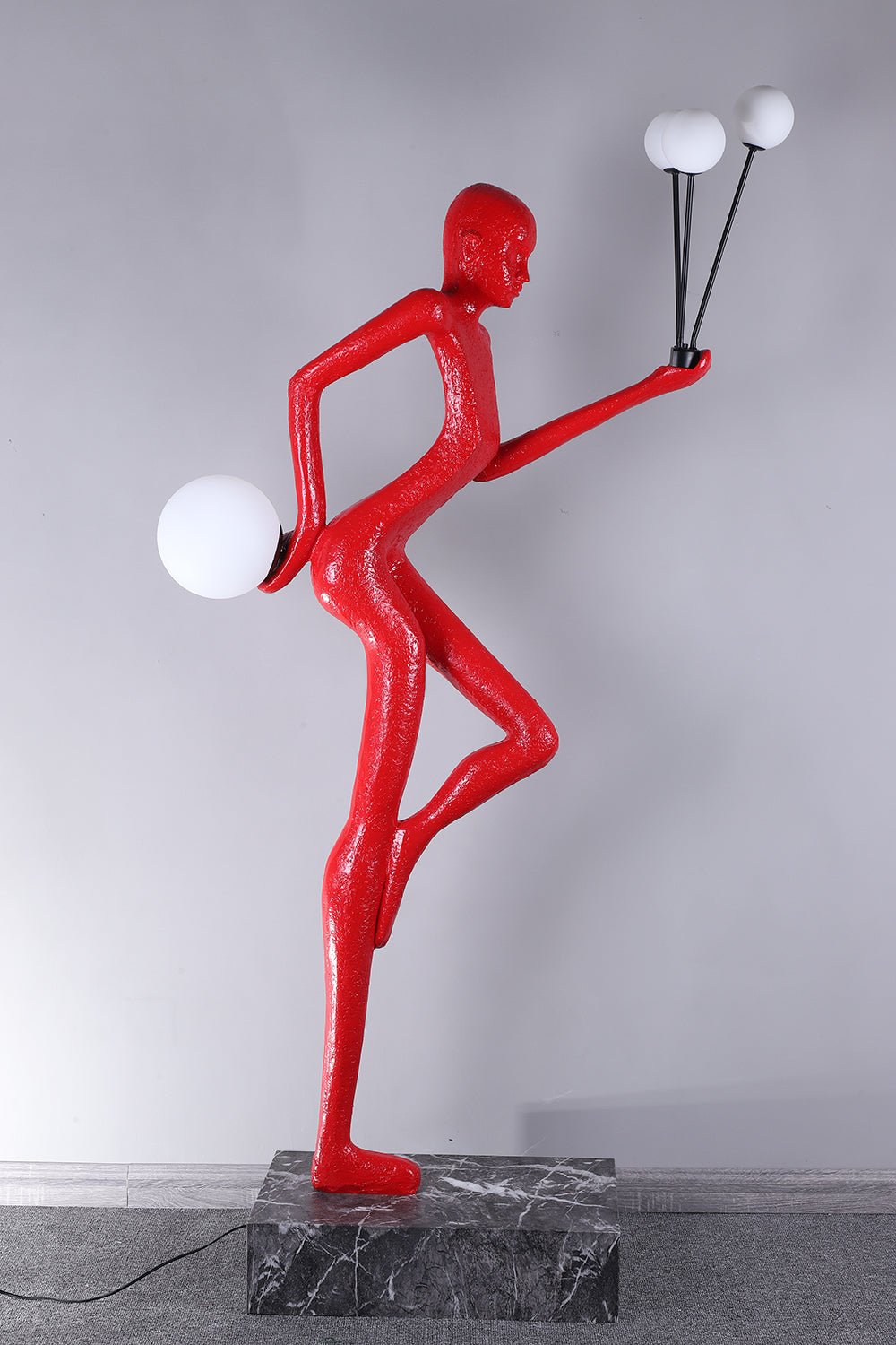 Jovian Juggler Schwarz Skulpturale Stehleuchte